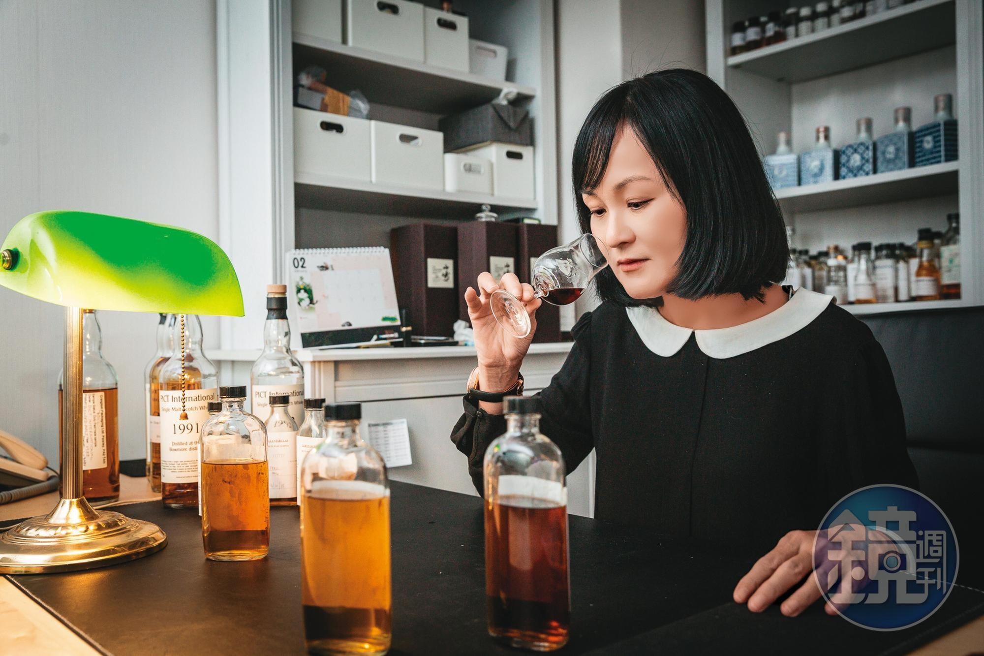 許多酒廠會把樣酒寄給李素溶試飲,她說最佳試酒時間是上午11點進食前,口腔最無異味。
