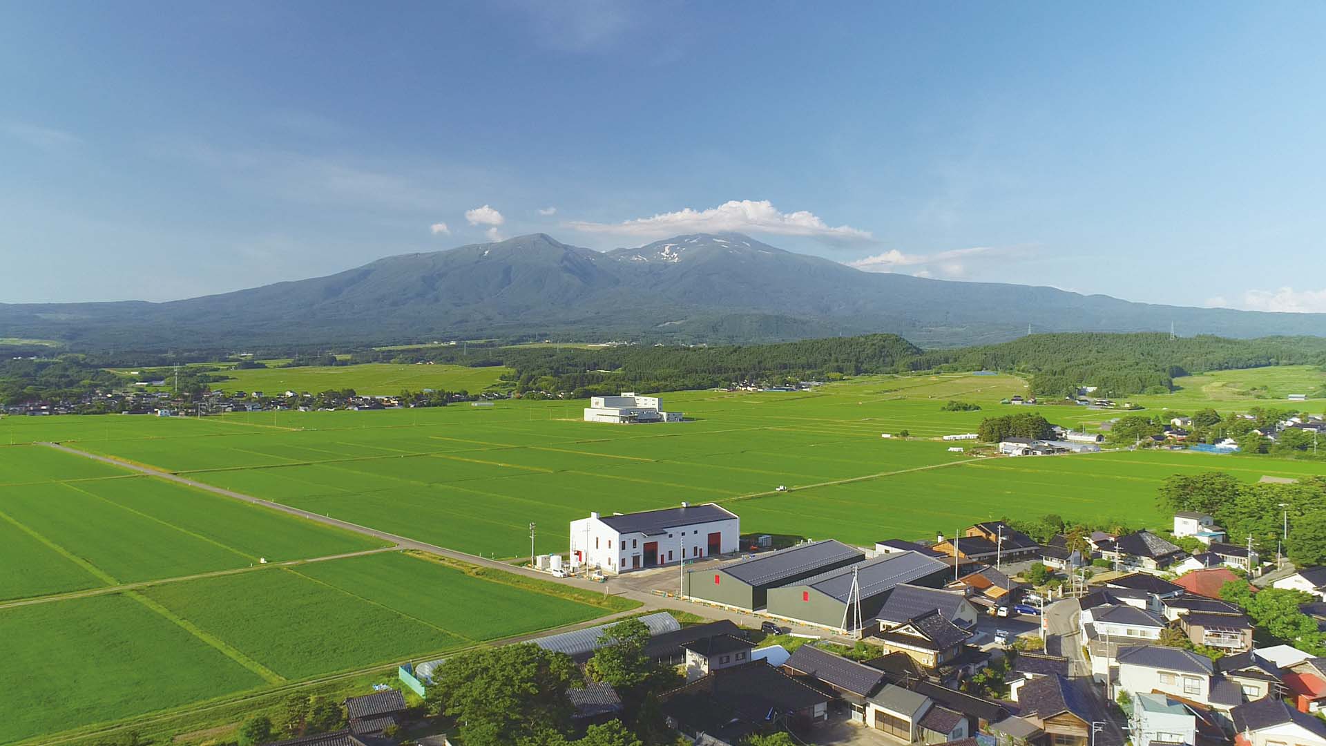 鳥海山腳下的遊佐蒸餾廠。(華揚國際提供)