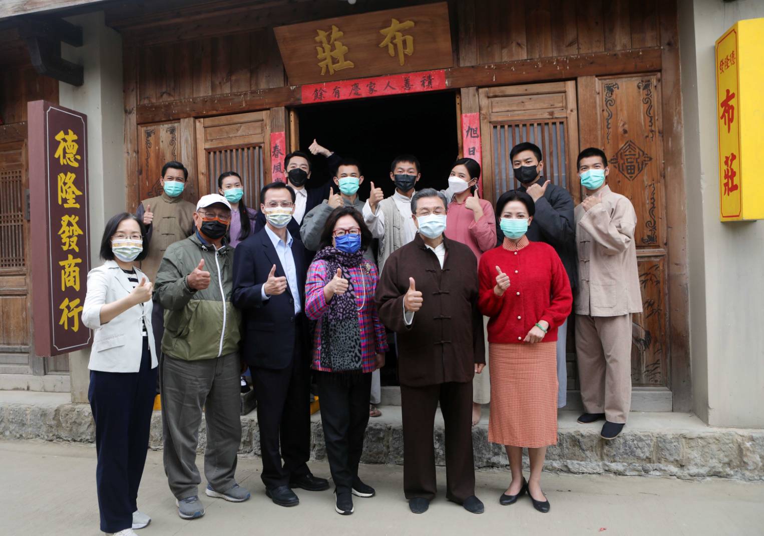 公視新戲《牛車來去》今在鹽水舉行探班記者會。前排左起曾子益、導演李岳峰、演員安心亞、楊烈、高欣欣、蕭景鴻，後排左起游耀光、鄧雨忱、葛丞、蔡昌憲、黃霆晏。（公視提供）