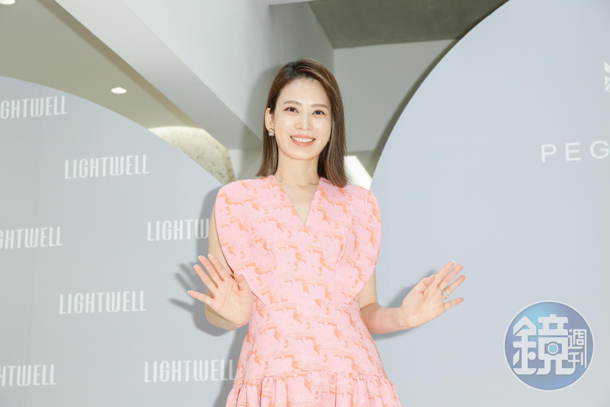 Melody透露自己穿上PEGGY HARTANTO服裝，一秒變少女。
