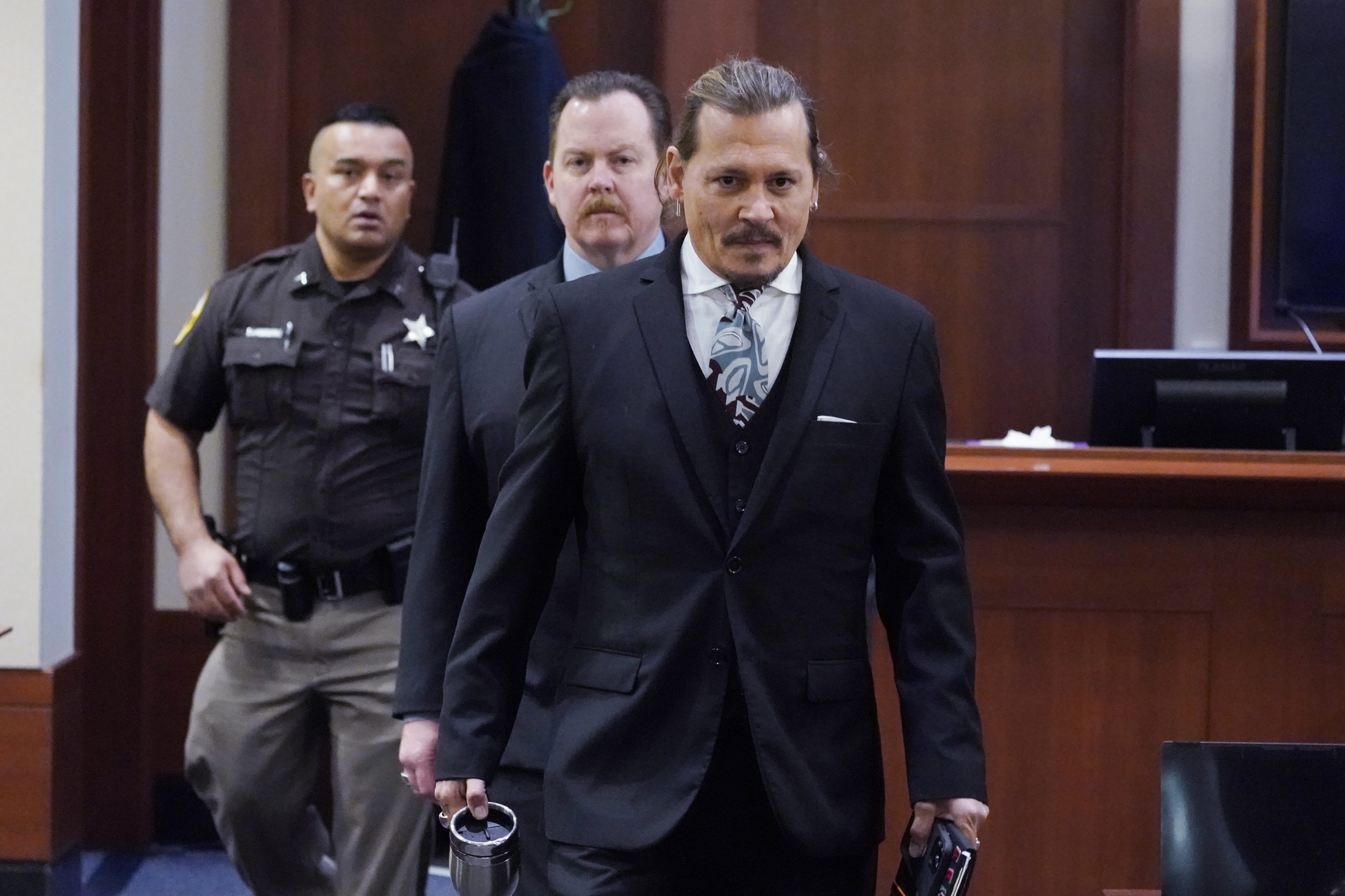 強尼戴普親自出庭作證，讓控告前妻的毀謗官司來到新一波的高潮。你沒看錯，他的右手拿的是保溫杯。（東方IC）