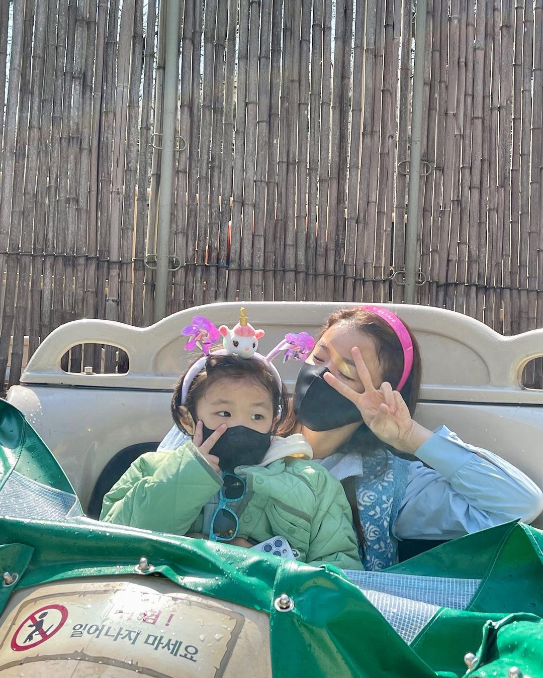 李施昤(右)5年前結婚後隔年生下一子,疼愛兒子的她經常曬母子出遊照。(翻攝自李施昤Instagram)
