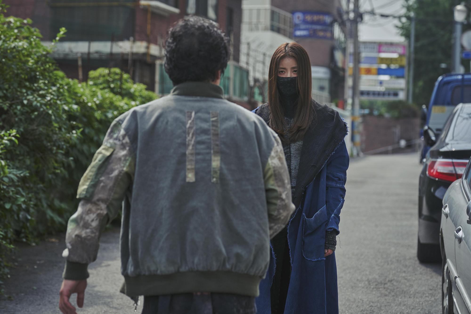 劇中李施昤（右）因協助凶殺案犯人逃亡，也引來警方關注。（Disney+提供）