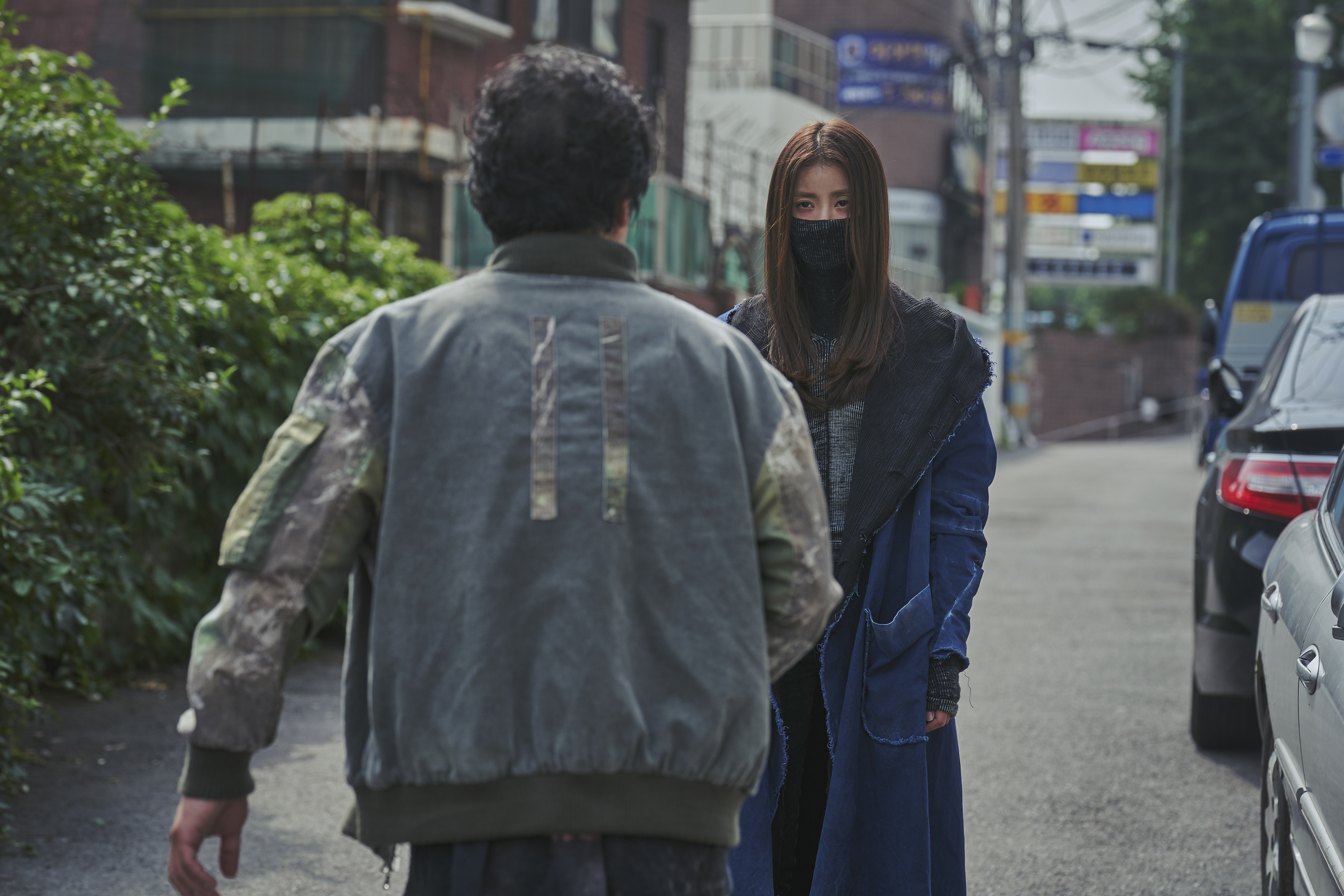 劇中李施昤(右)因協助凶殺案犯人逃亡,也引來警方關注。(Disney+提供)