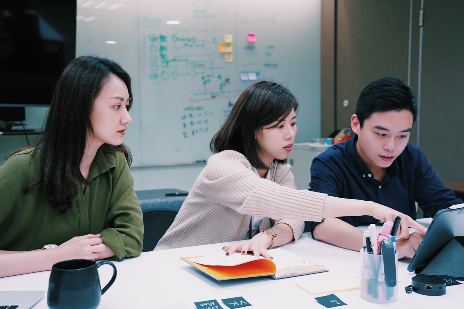 畢業自政大的梁育馨（中）在信義房屋擁有輪調經驗，目前在轉型辦公室擔任專案經理。（信義房屋提供）