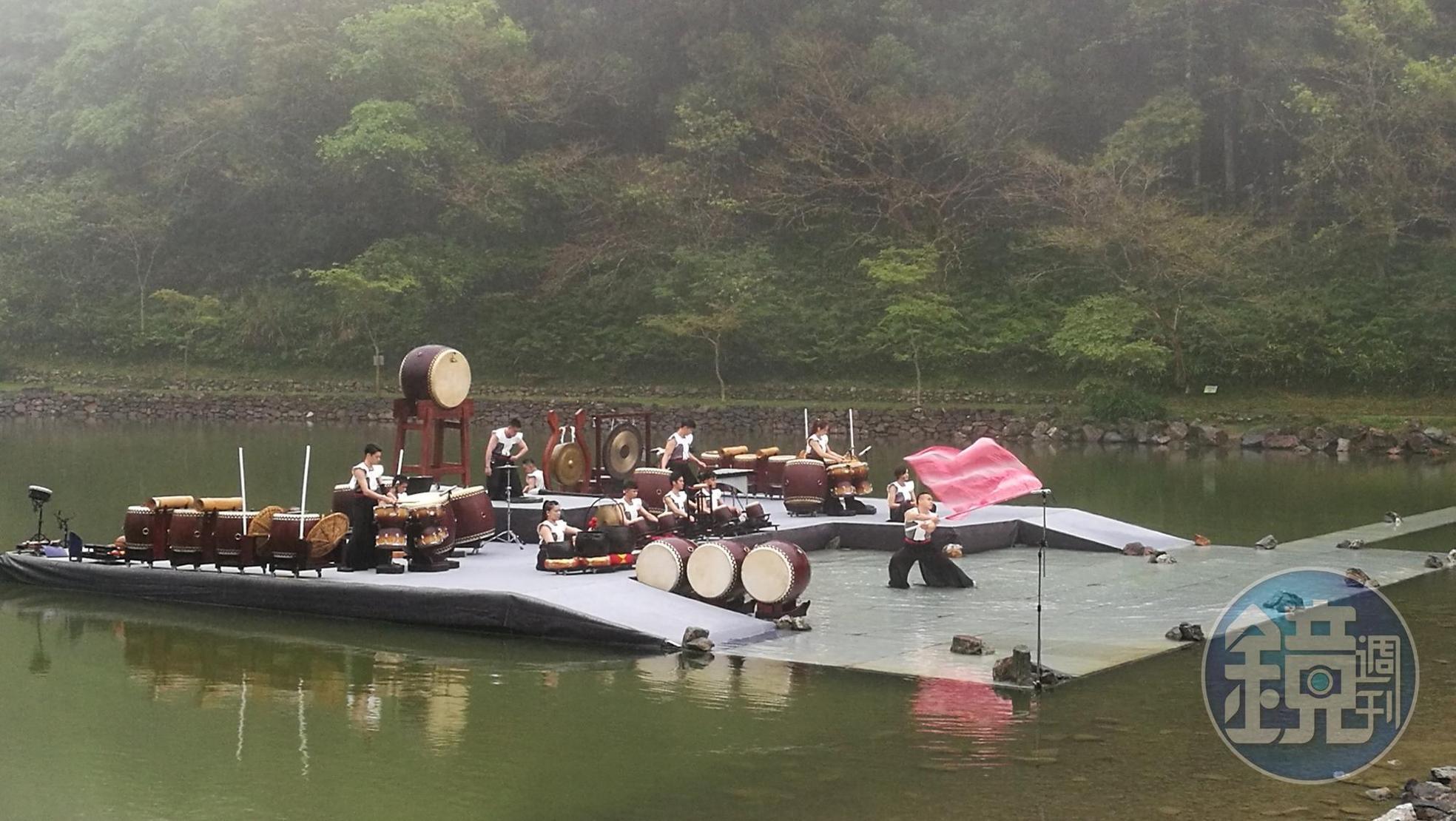 十鼓擊樂團引入明池湖筆、墨、山水概念創作的《池中劍》,呈現出獨一無二的聆賞體驗。
