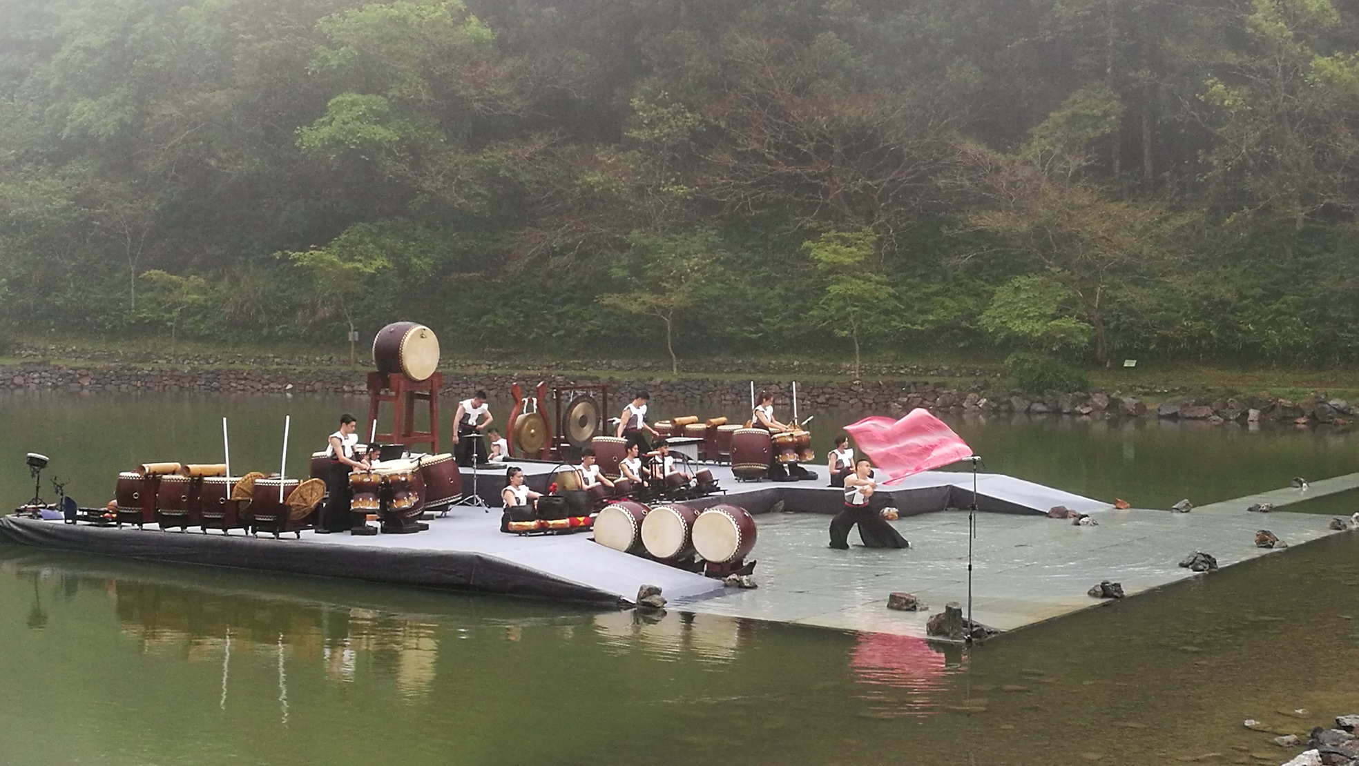 十鼓擊樂團引入明池湖筆、墨、山水概念創作的《池中劍》，呈現出獨一無二的聆賞體驗。