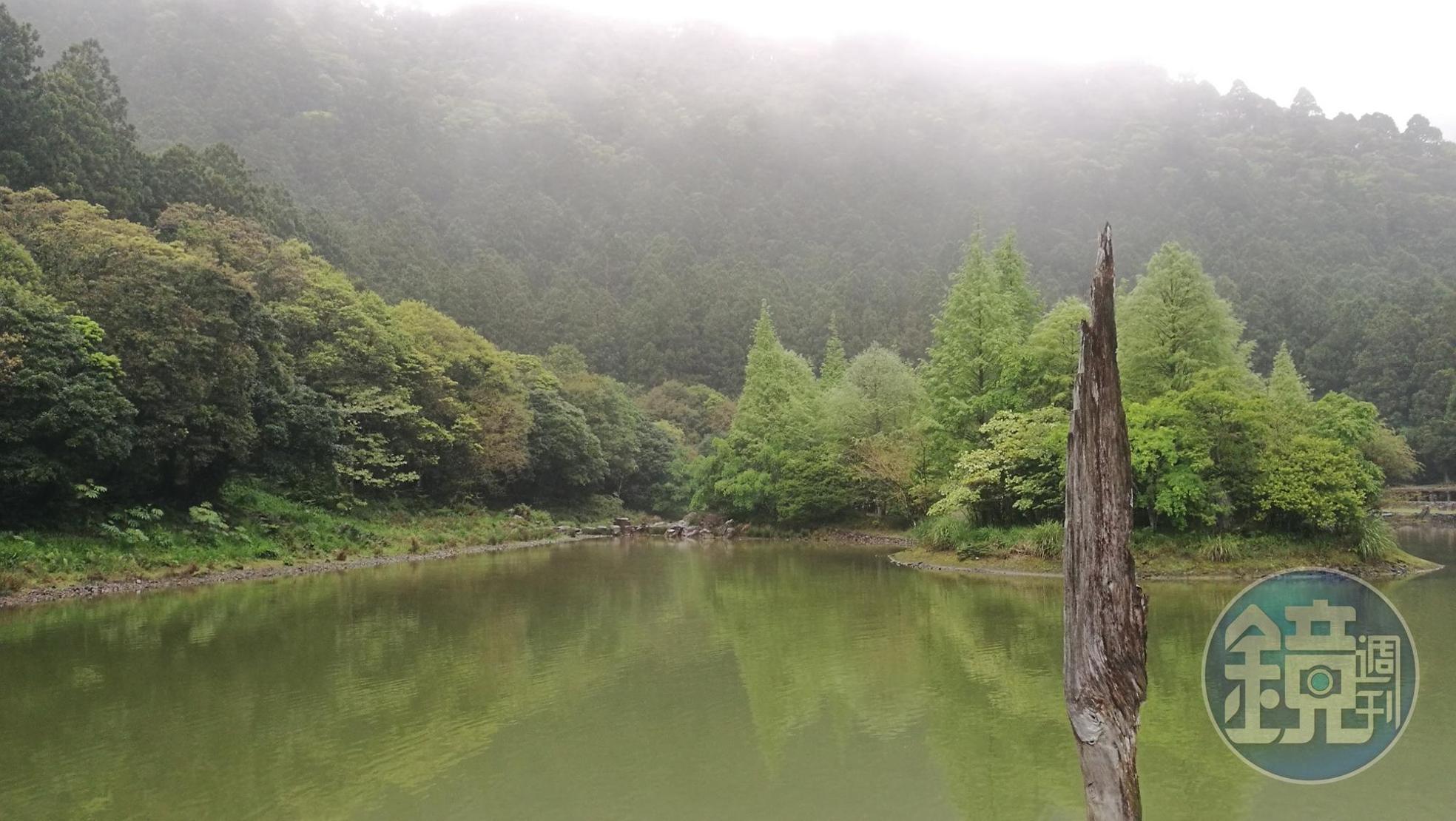 西北方有座筆斗山,紅檜枯木為「筆」,明池彷彿如「硯」,明池宛如仙境裡的文房四寶。