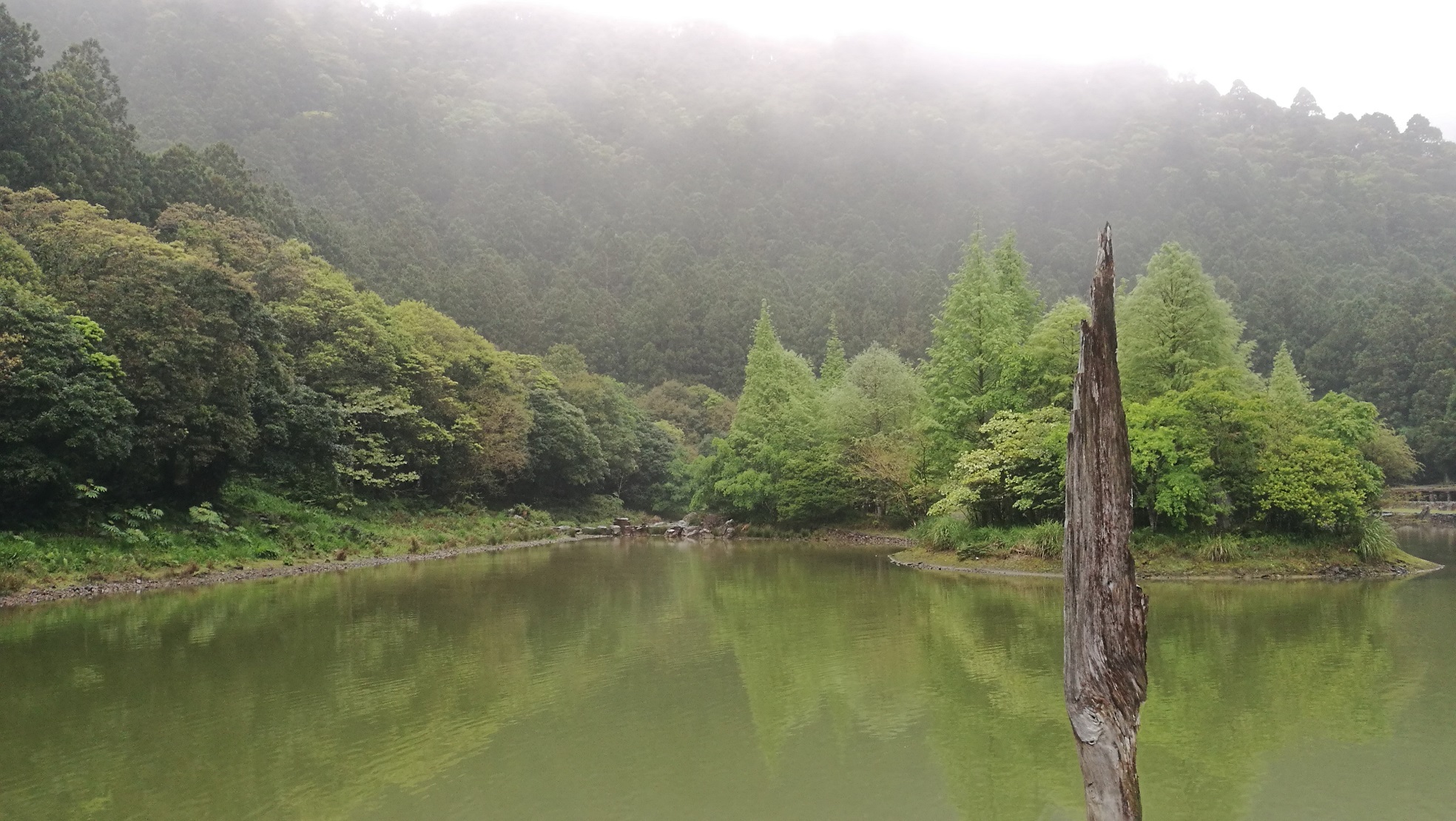 西北方有座筆斗山，紅檜枯木為「筆」，明池彷彿如「硯」，明池宛如仙境裡的文房四寶。