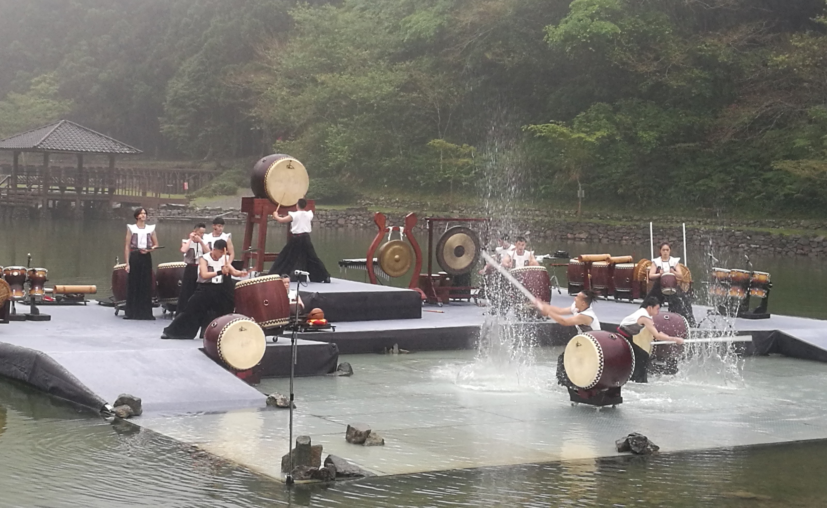 十鼓以「東方俠客」為主題創作的《池中劍》，於明池森林遊樂區絕美上演。