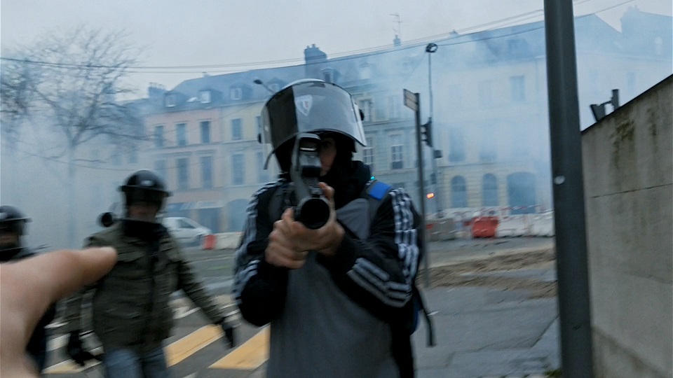 紀錄片《國家擁有暴力的專有權》從黃背心運動時期法國警察對民眾施暴，探討警察暴力議題。（公視提供）