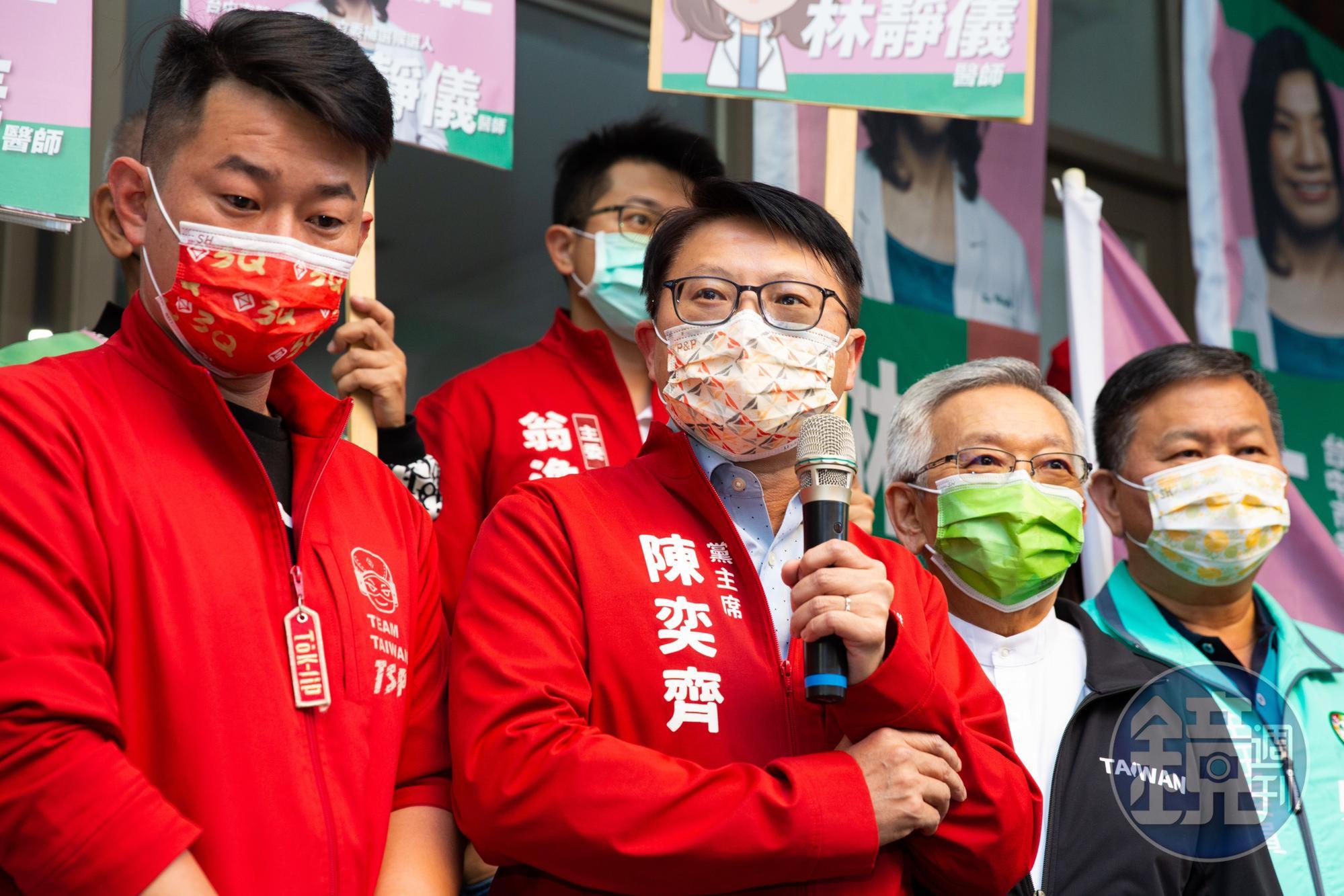 對於陳柏惟(左)退出黨職,陳奕齊(中)喊話,恢復健康後再一起衝。(本刊資料照)