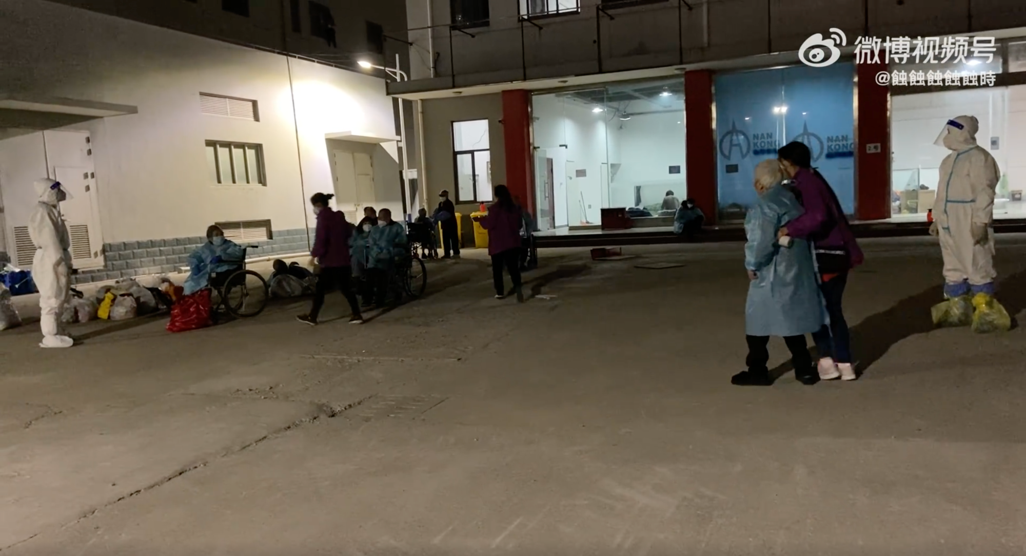 上海養老院的老人被集體送到方艙醫院隔離，但他們沒有自理能力，現在連進食都困難。（翻攝自蝕蝕蝕蝕蝕時微博）