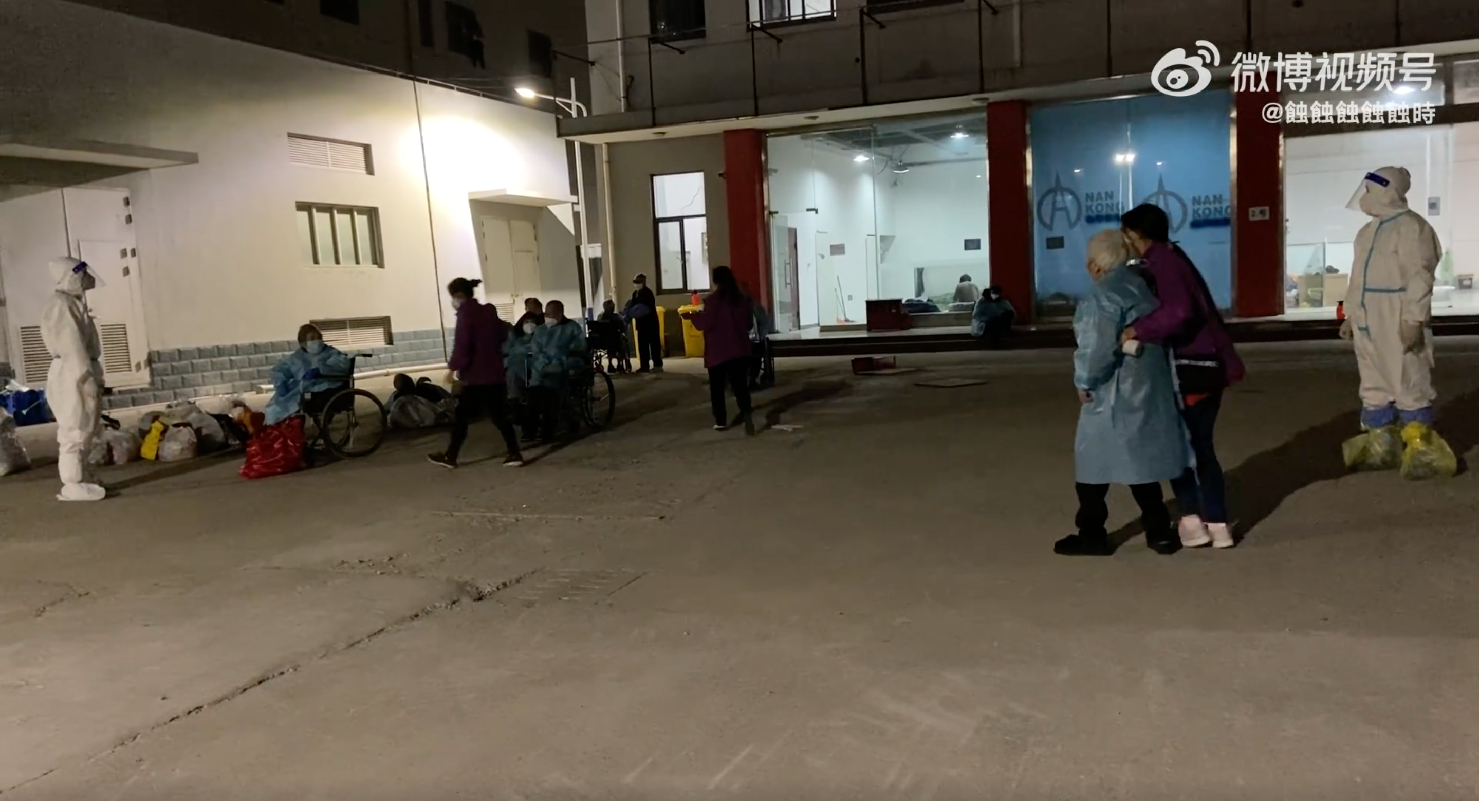 上海養老院的老人被集體送到方艙醫院隔離，但他們沒有自理能力，現在連進食都困難。（翻攝自蝕蝕蝕蝕蝕時微博）