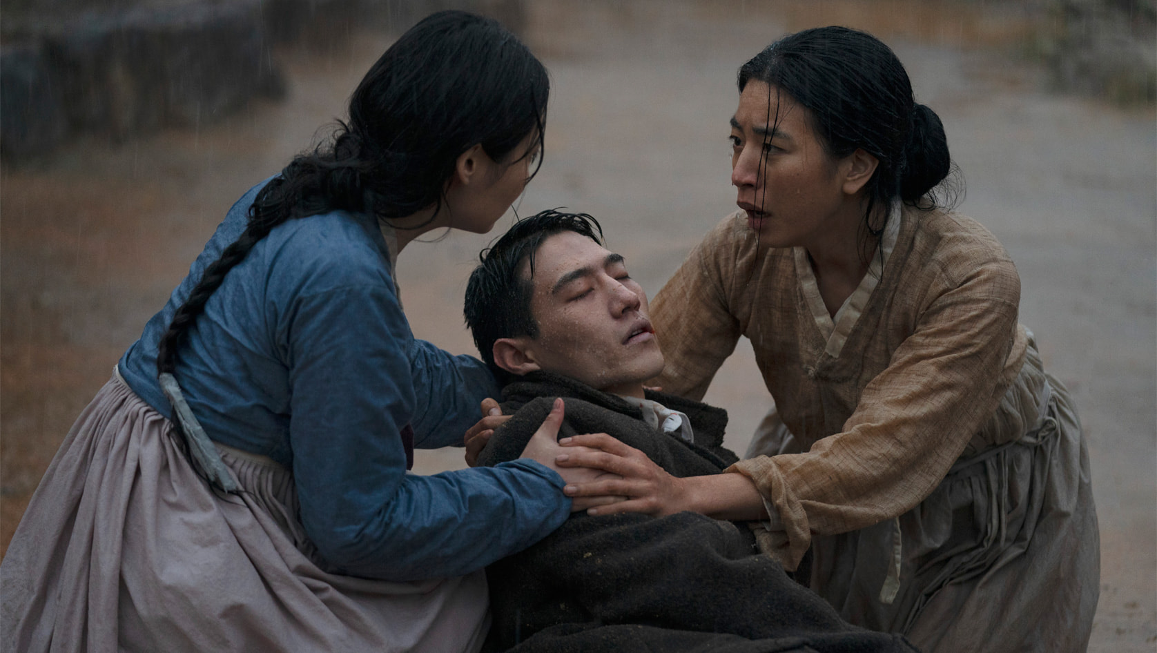 《柏青哥》盧相鉉（中）下船後便因體弱昏倒，因鄭仁知（右）與女兒金敏荷獲救。（Apple TV+提供）