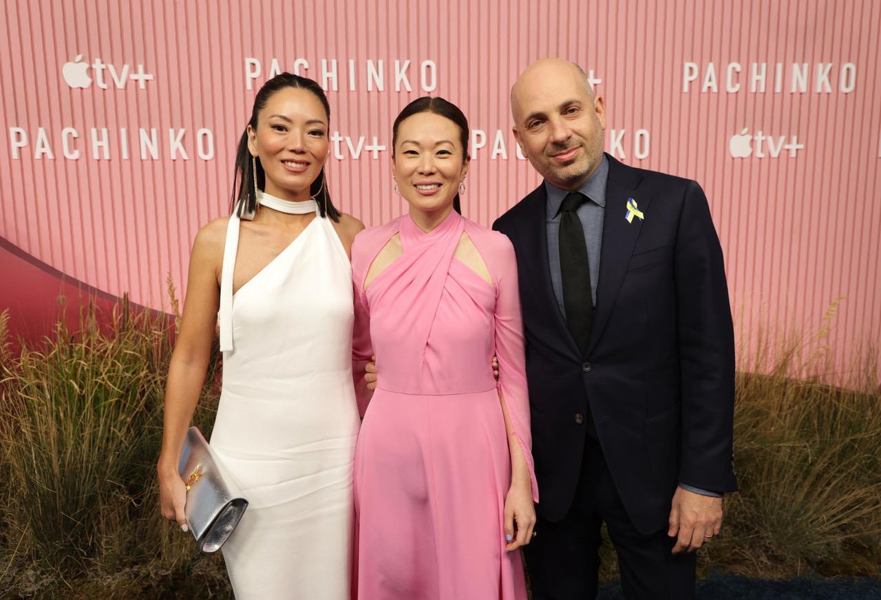 蘇休（中）是作品統籌兼編劇，在編寫劇本時積極和製作人泰瑞莎姜（左）、麥可艾倫伯格（右）對話並請歷史學者把關。（Apple TV+提供）