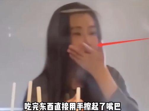 王祖賢近日吃火鍋時被網友捕捉,不過就有酸民狠批顏值暴跌,(翻攝自微博)