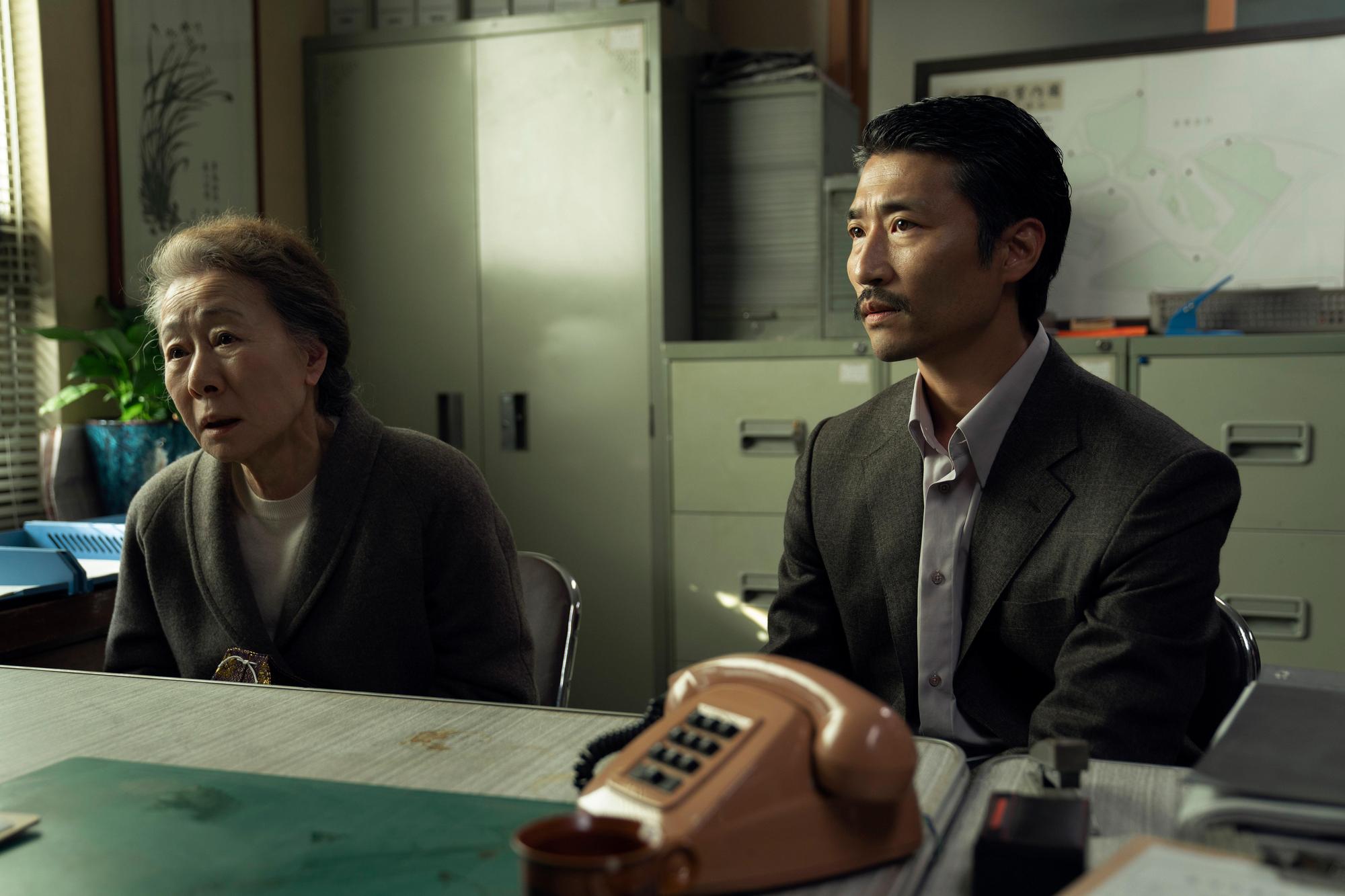 《柏青哥》中尹汝貞(左)飾演老年善慈,與在日朝鮮人演員朴昭熙(右)是母子。(Apple TV+提供)