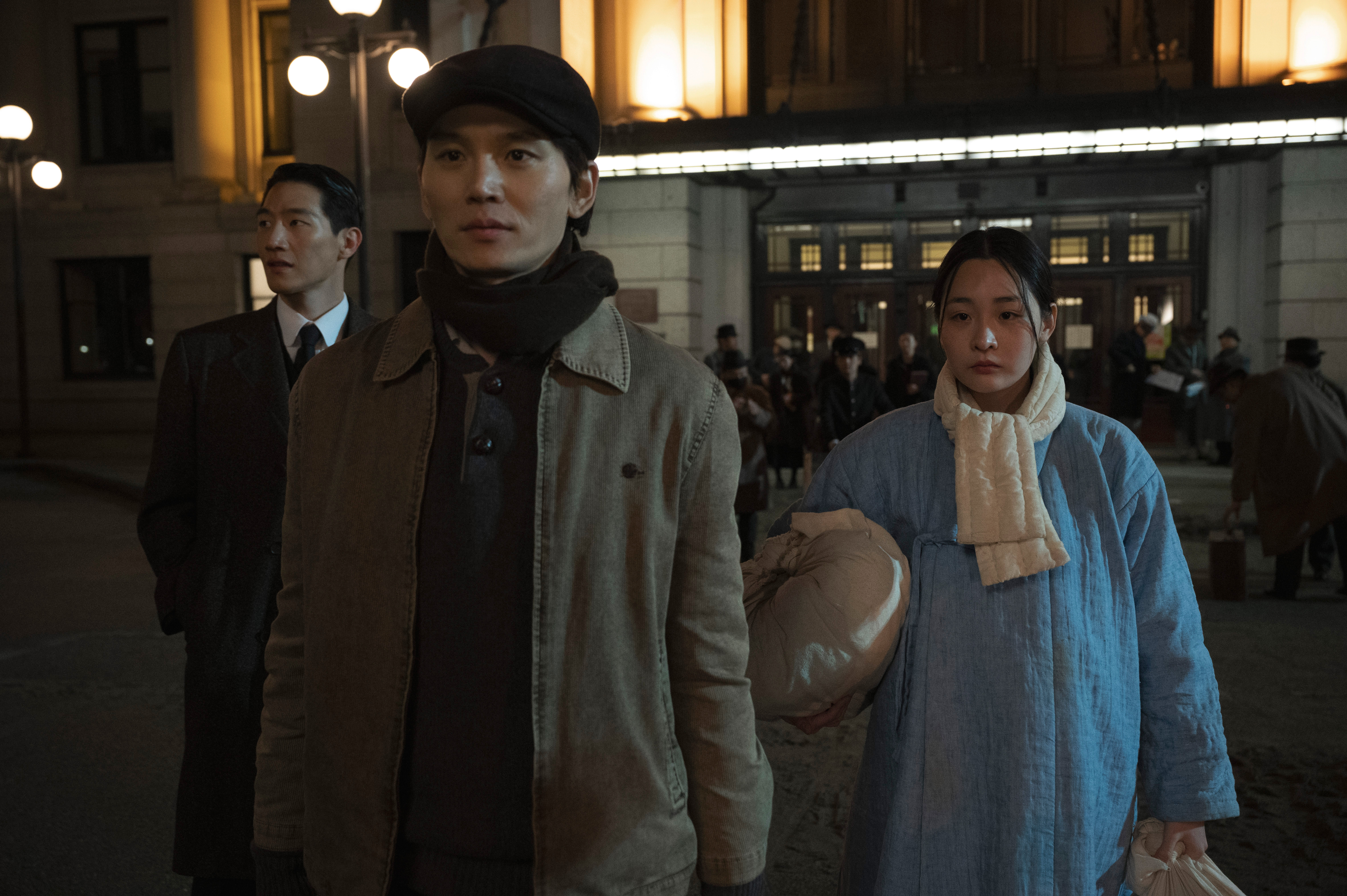 《柏青哥》故事從朝鮮日治時期說起,金敏荷(右)嫁給盧相鉉(左)後到日本大阪投靠他的哥哥韓俊宇。(Apple TV+提供)