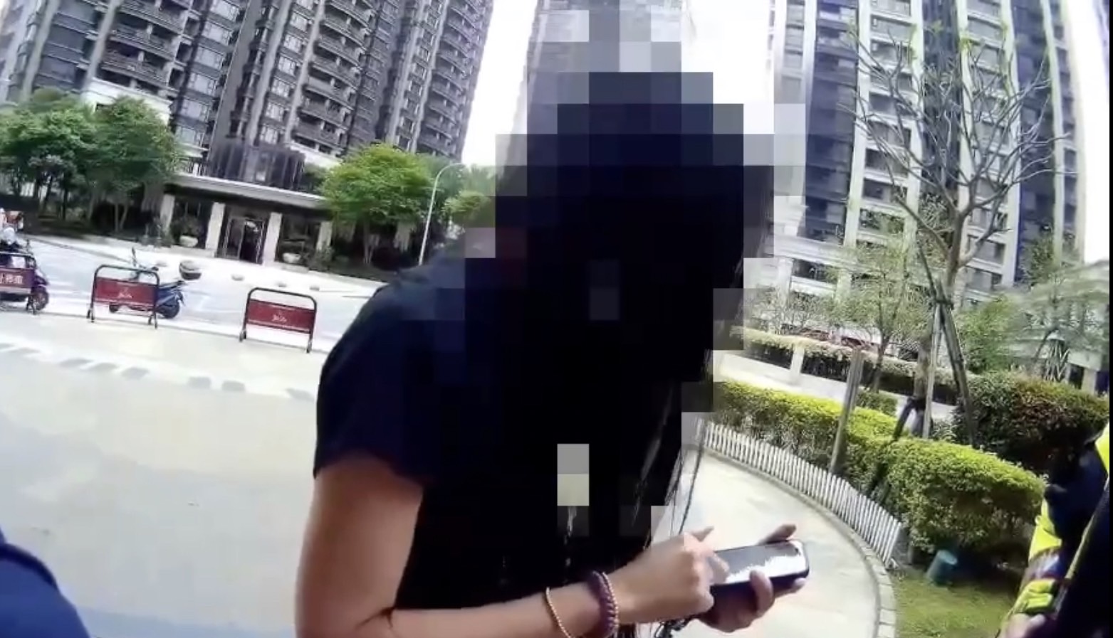 侯姓女子因點數過期無法兌換商口與超商店員起衝突，還嗆警收錢辦事遭移送法辦。（翻攝畫面）