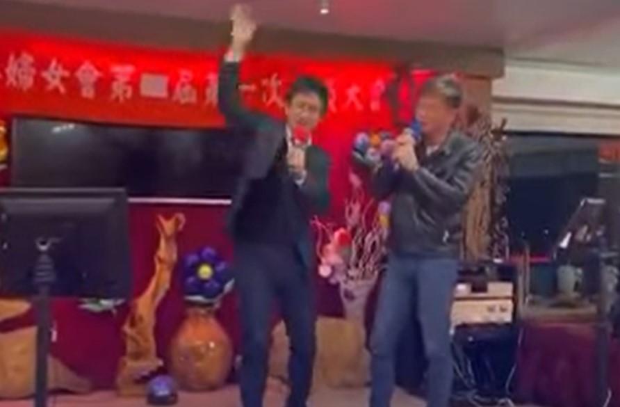 網友爆卦，指出綠委蔡適應出席公開活動無罩高唱，違反防疫規定，卻遭到打臉。（翻攝自基隆愛爆料 YT頻道）