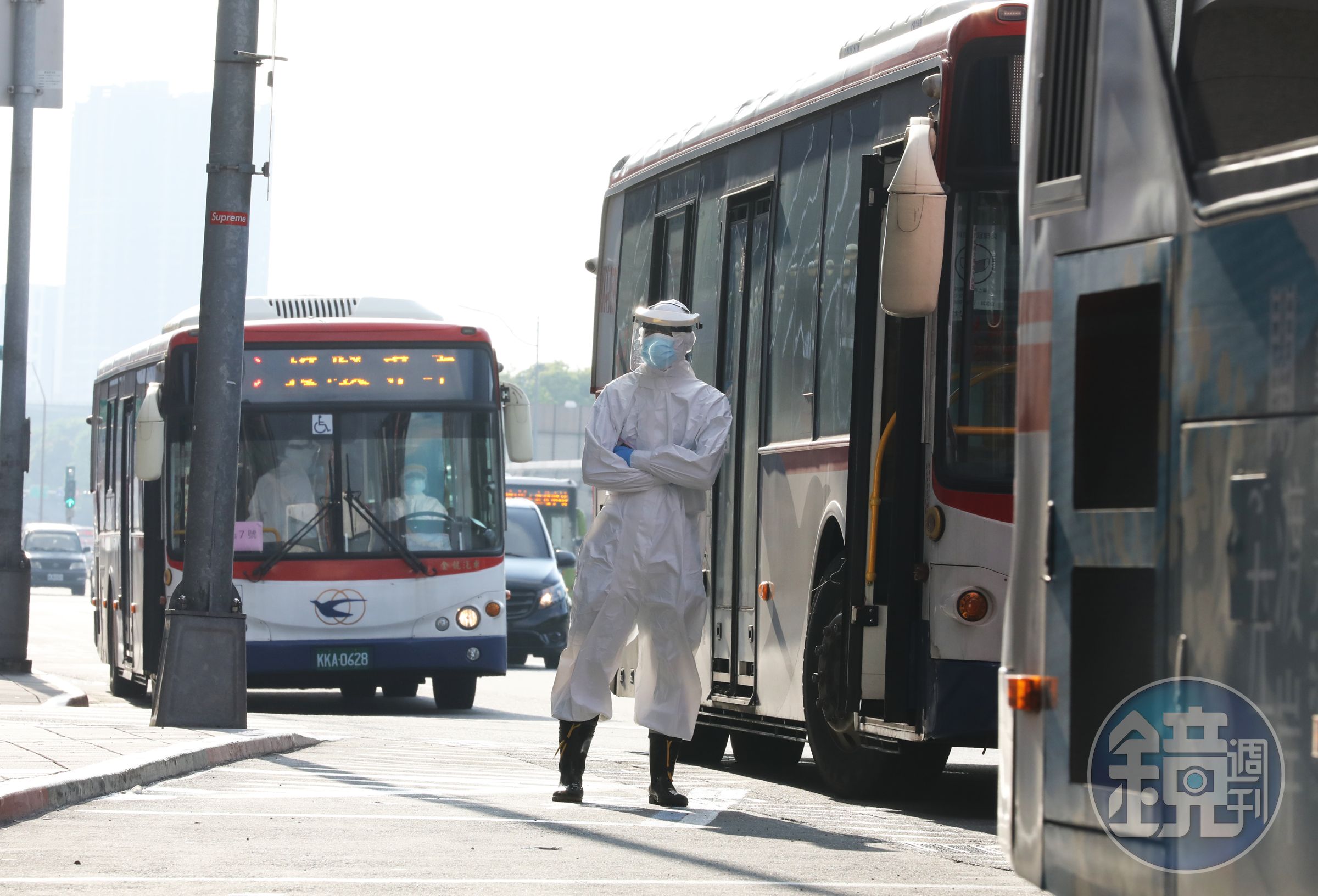 指揮中心說明在宅照護相關就醫、接觸者指引。（本刊資料照）