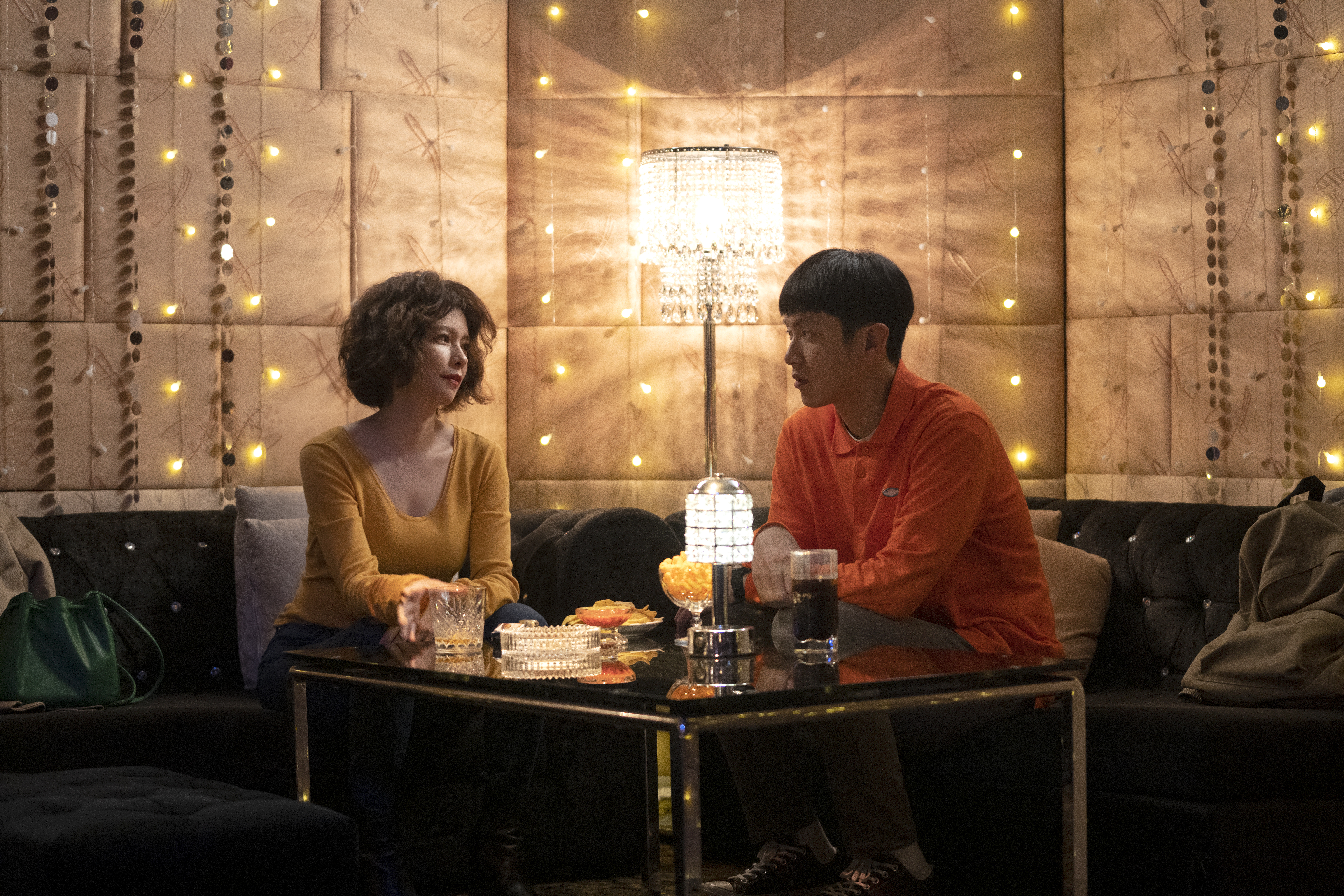 徐若瑄實際年齡大柯震東16歲，片中柯震東卻跟她兒子年齡差不多，已經逼近「母子戀」等級。（甲上提供）