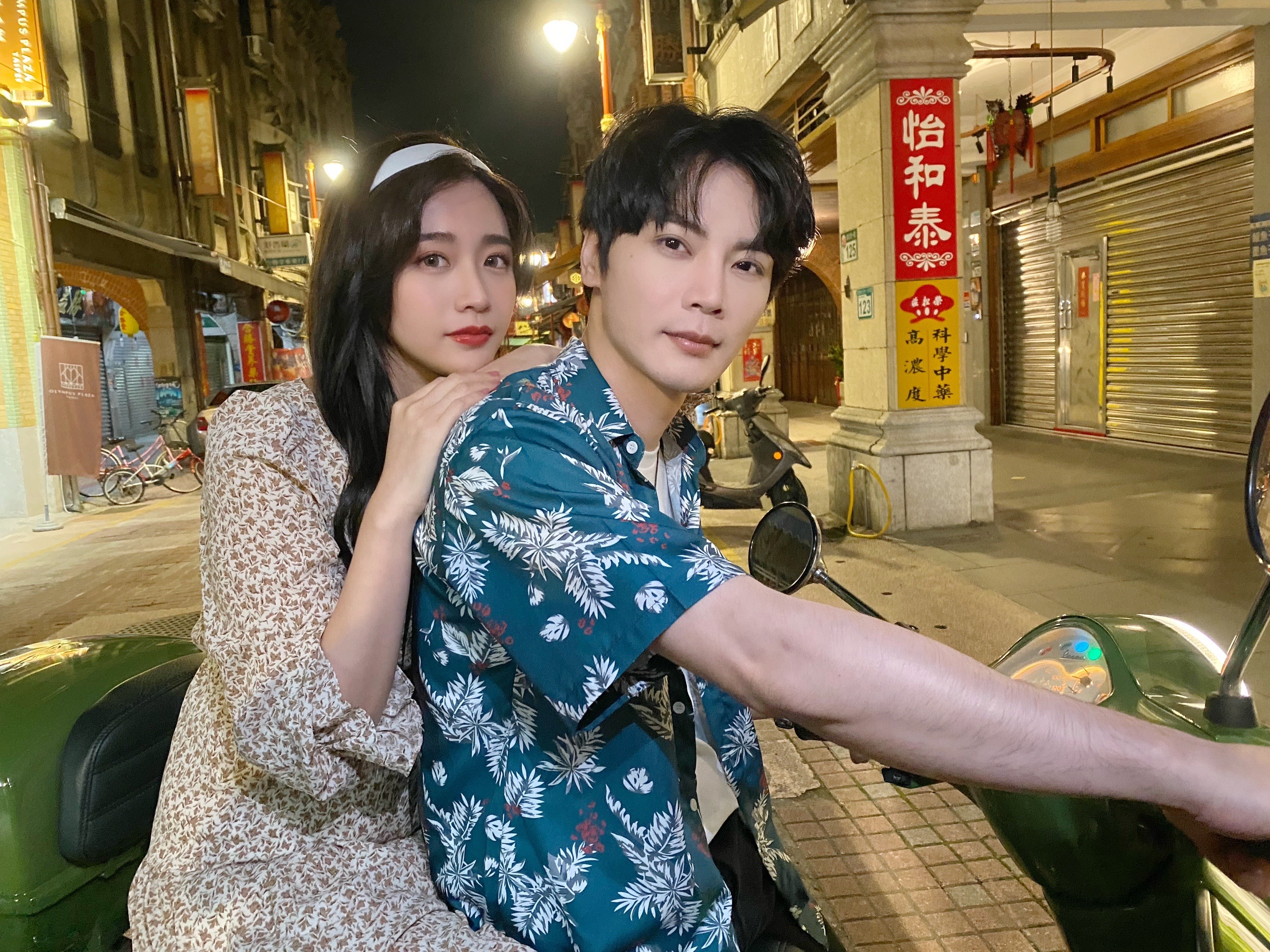 古曜威新歌〈我還是愛你的〉MV，邀來陳語謙擔任女主角。（單純夢想文創事業、華納音樂提供）