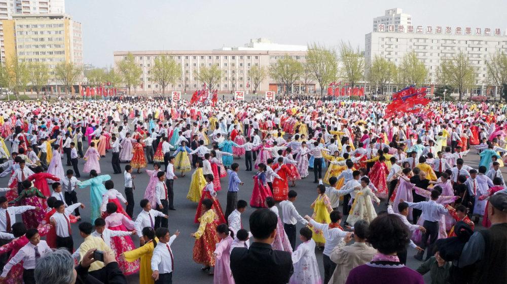 太陽節當天北韓各省、市、縣都有慶祝舞會。(翻攝自uritours)