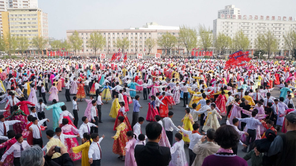 太陽節當天北韓各省、市、縣都有慶祝舞會。（翻攝自uritours）
