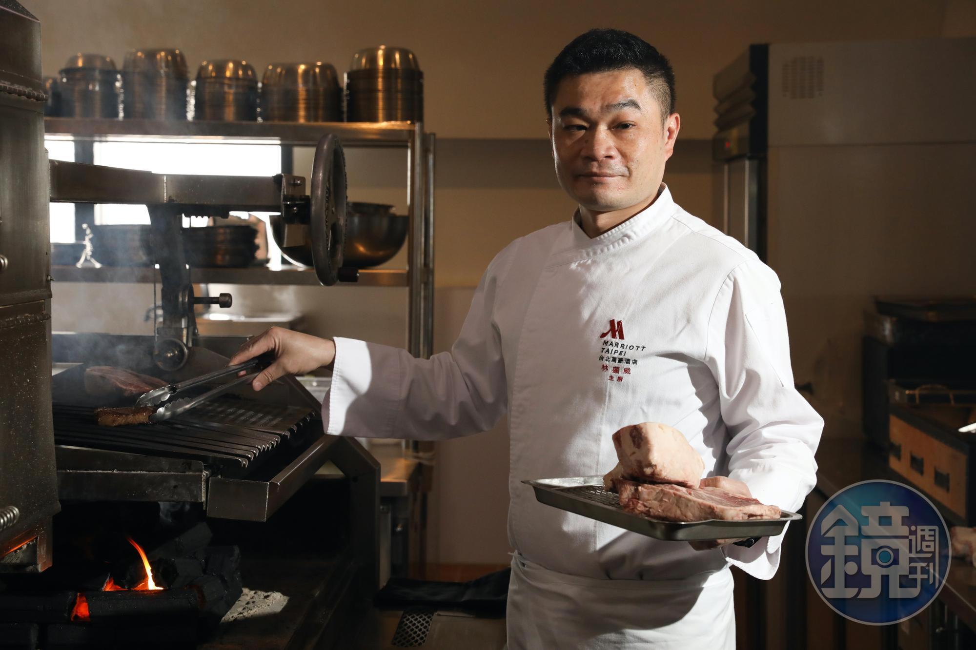 主廚林顯威鑽研炭火料理7年,深深著迷於炭火的有趣多變,全心投入研究與炭火共舞的料理。