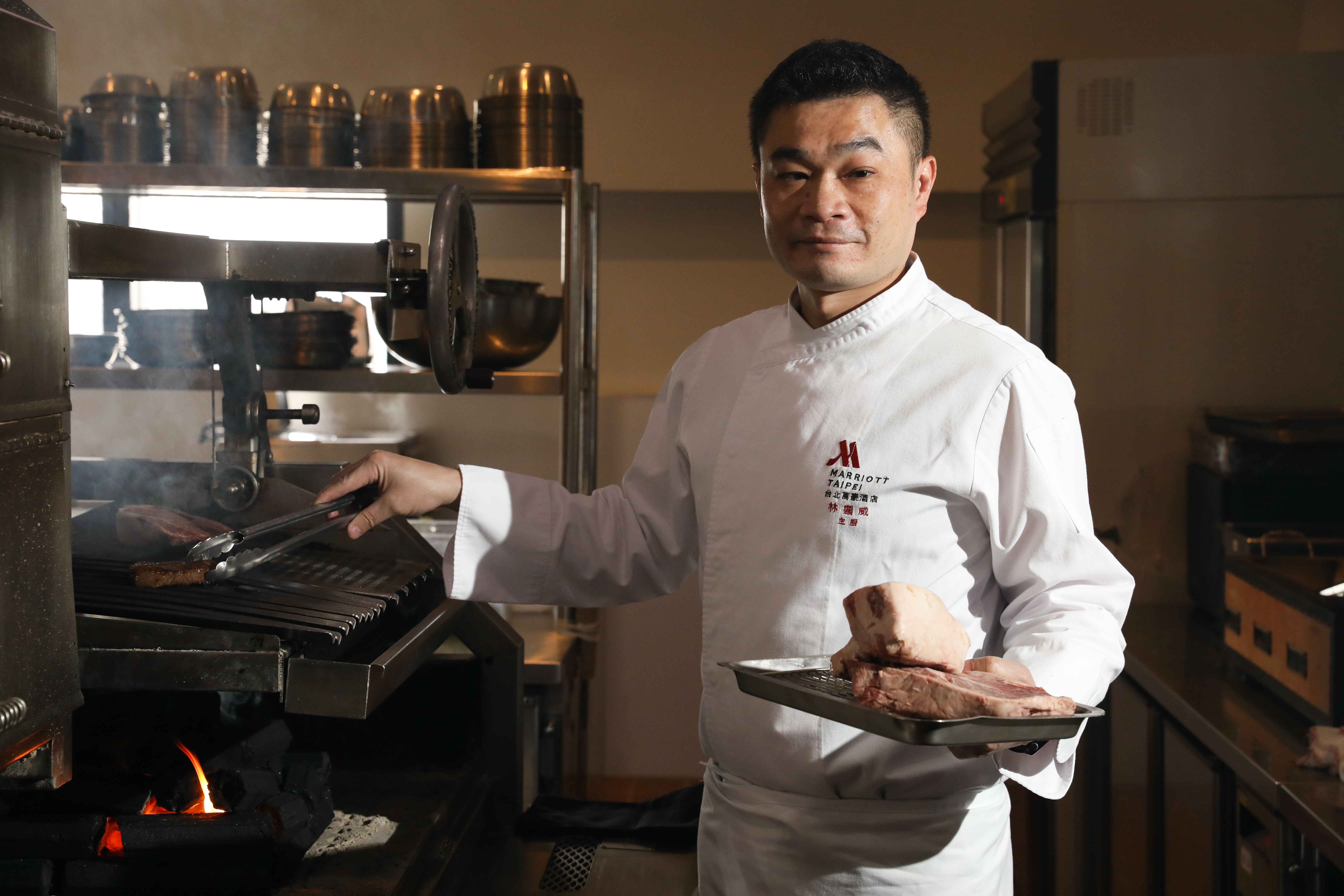 主廚林顯威鑽研炭火料理7年，深深著迷於炭火的有趣多變，全心投入研究與炭火共舞的料理。