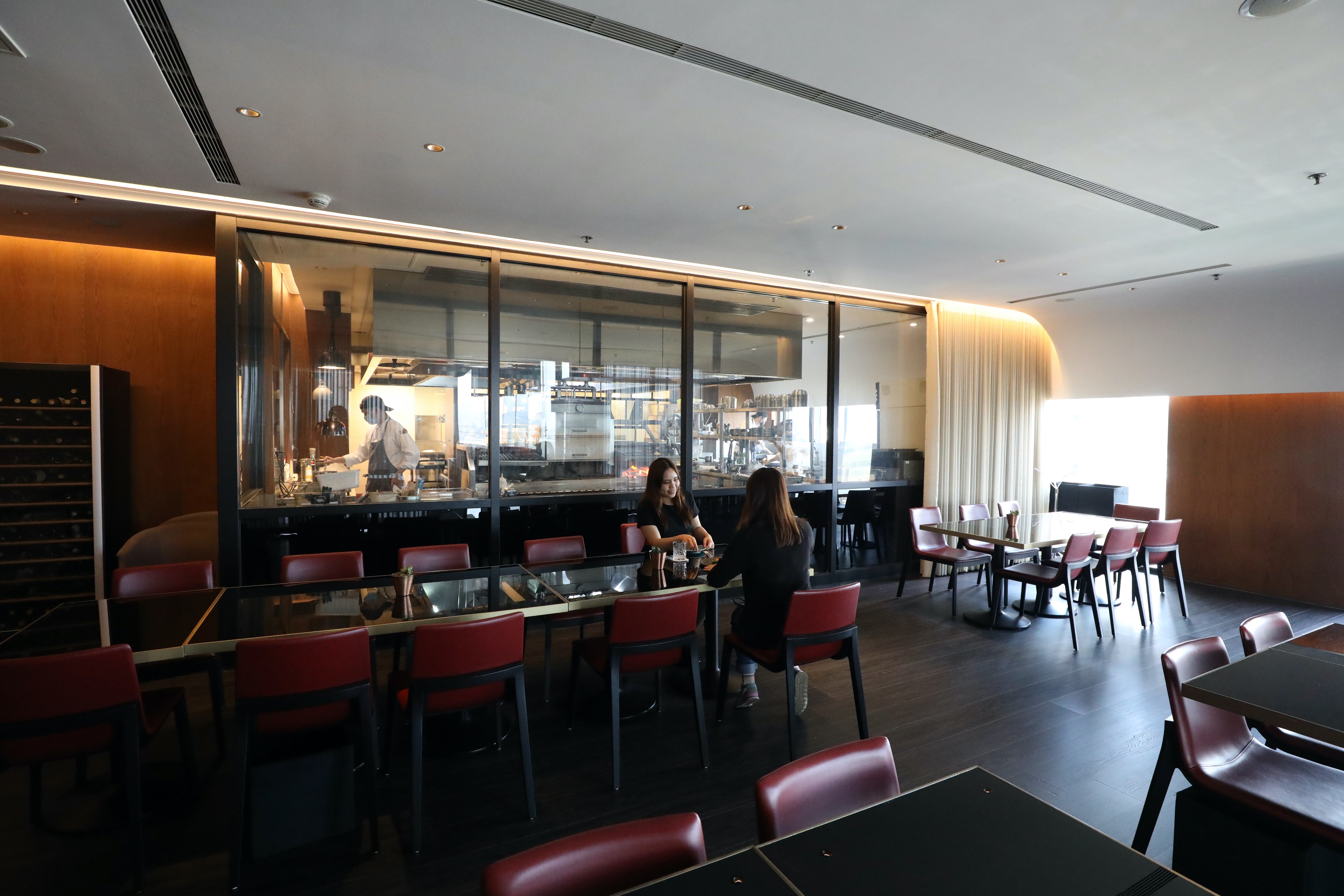 位於INGE'S Bar & Grill最內側的用餐區，能做為彈性運用的包廂，還可觀賞廚房料理實境秀。