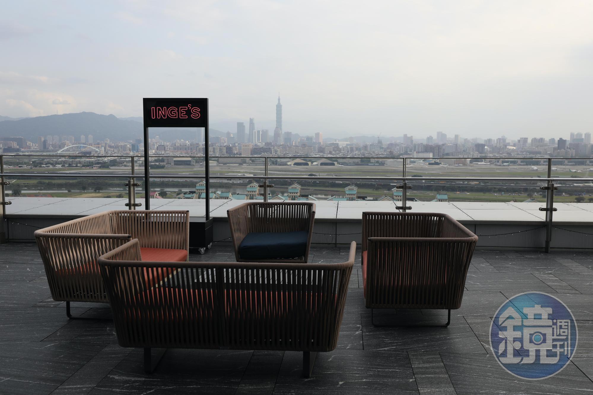 「INGE'S Bar & Grill」的戶外區可飽覽台北101大樓、松山機場及河畔景致。