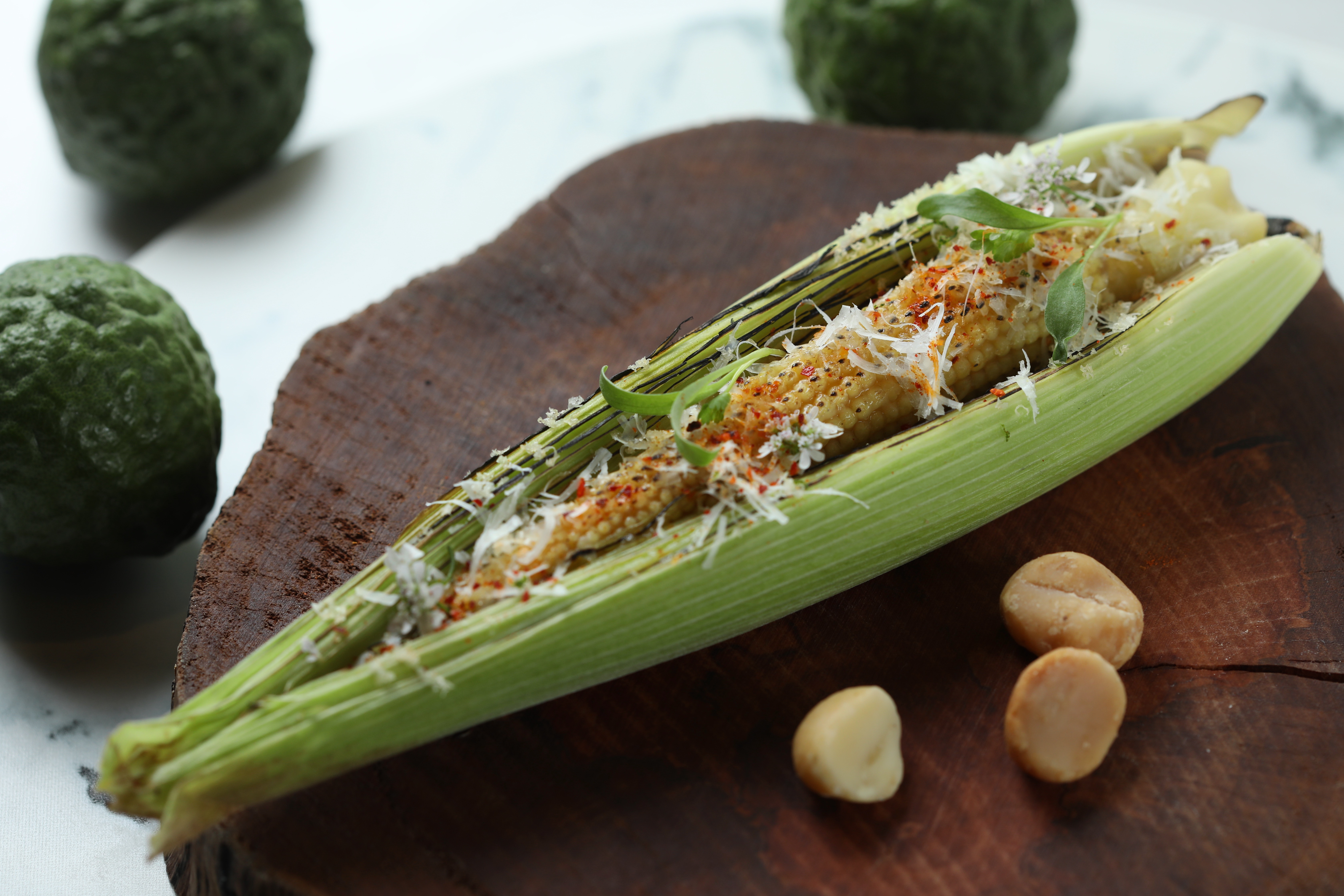 我特別喜歡「紅鬚玉米／佩可利諾起司／馬蜂橙奶油」，蓄滿明亮酸度，奶油接續溫柔收尾。