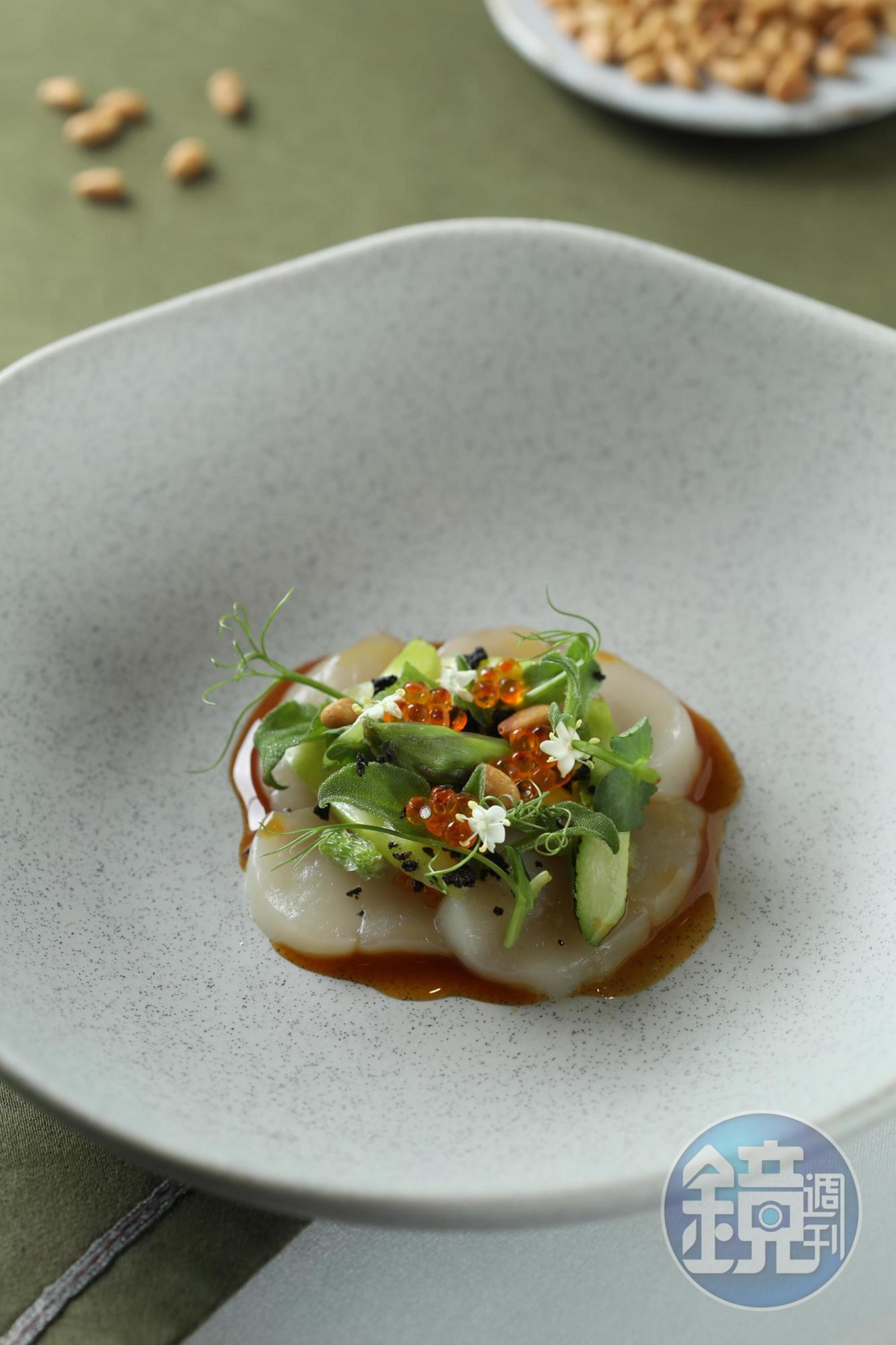 利用檸檬酸熟成海鮮的Ceviche手法，「北海道干貝／橄欖 ／蘆筍」以焦糖蘋果汁與覆盆子醋醃漬北海道干貝，滋味酸鮮清爽。