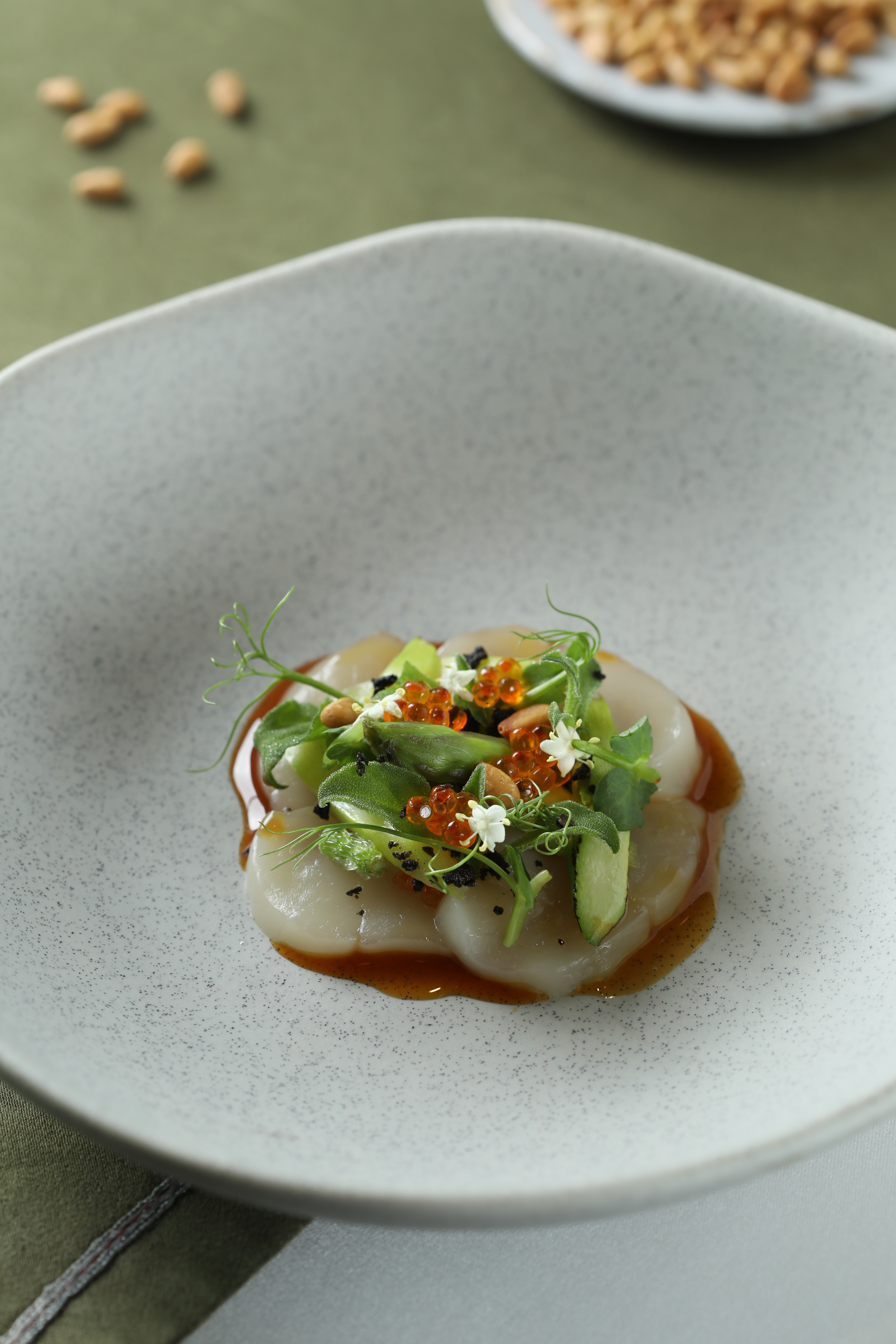 利用檸檬酸熟成海鮮的Ceviche手法，「北海道干貝／橄欖 ／蘆筍」以焦糖蘋果汁與覆盆子醋醃漬北海道干貝，滋味酸鮮清爽。