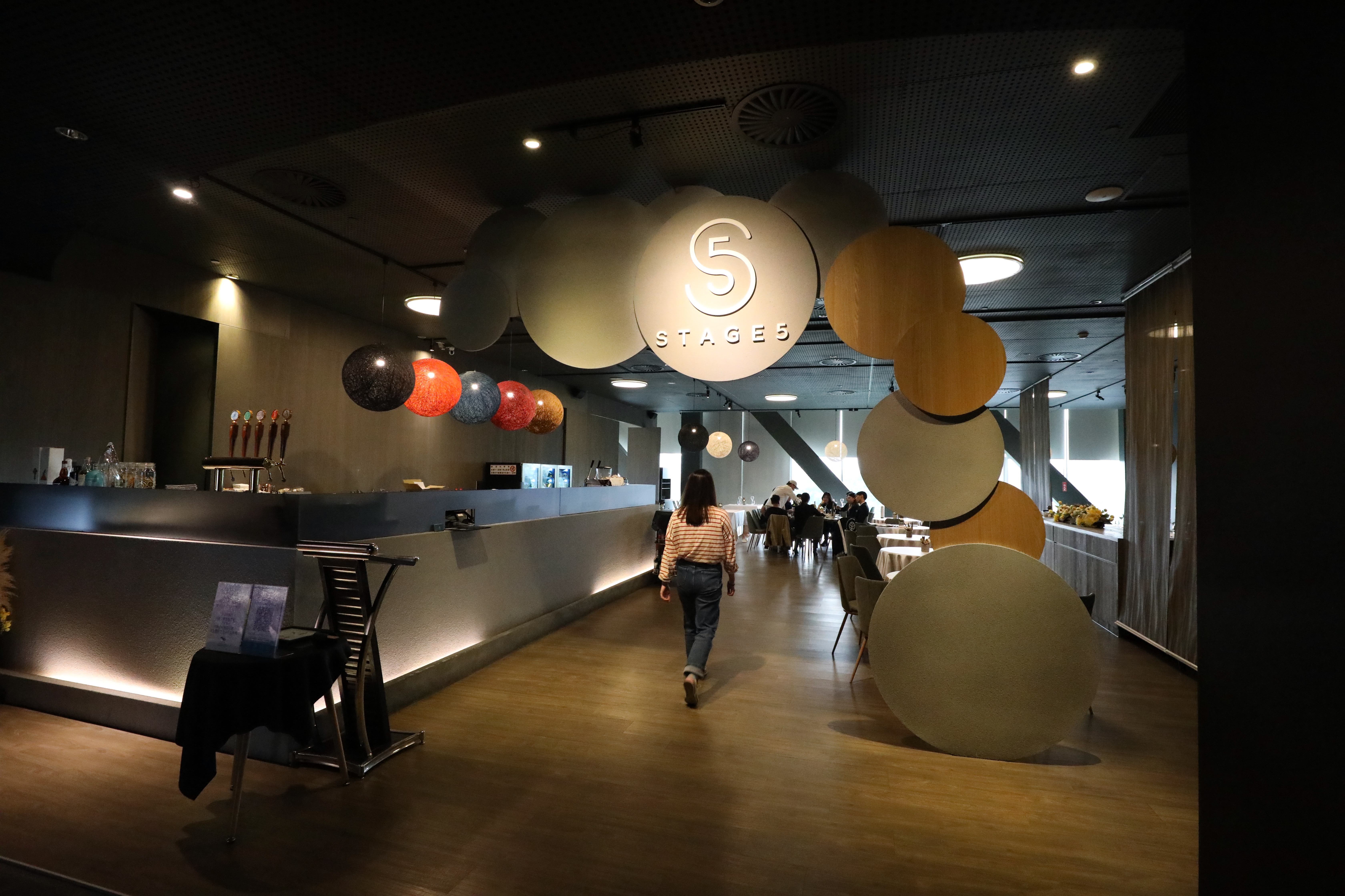 「STAGE 5」的圓形圖騰門面，象徵圓融、平衡與創新精神。