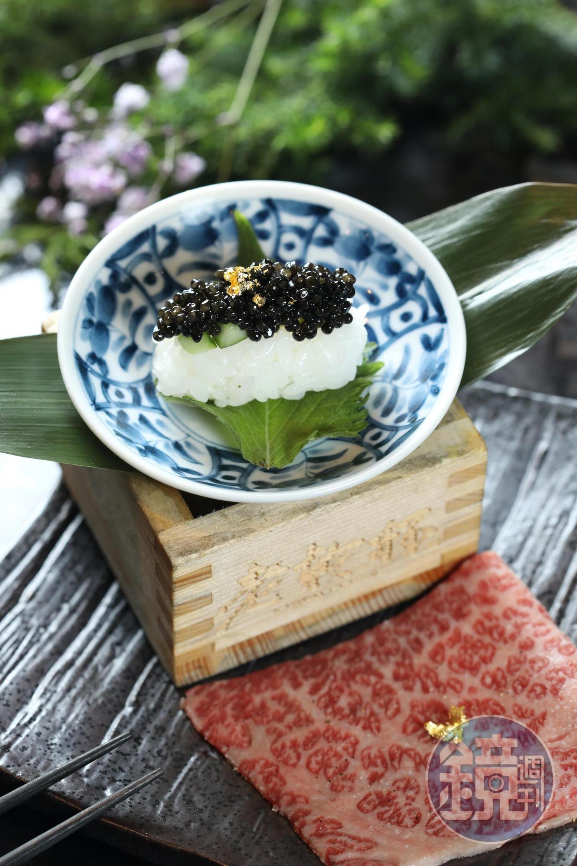 「老乾杯魚子醬和牛壽司」把烤至3分熟的日本和牛紐約客羽下肉，覆蓋上魚子醬與壽司飯，一口吃進甘甜鹹香。（580元／份）