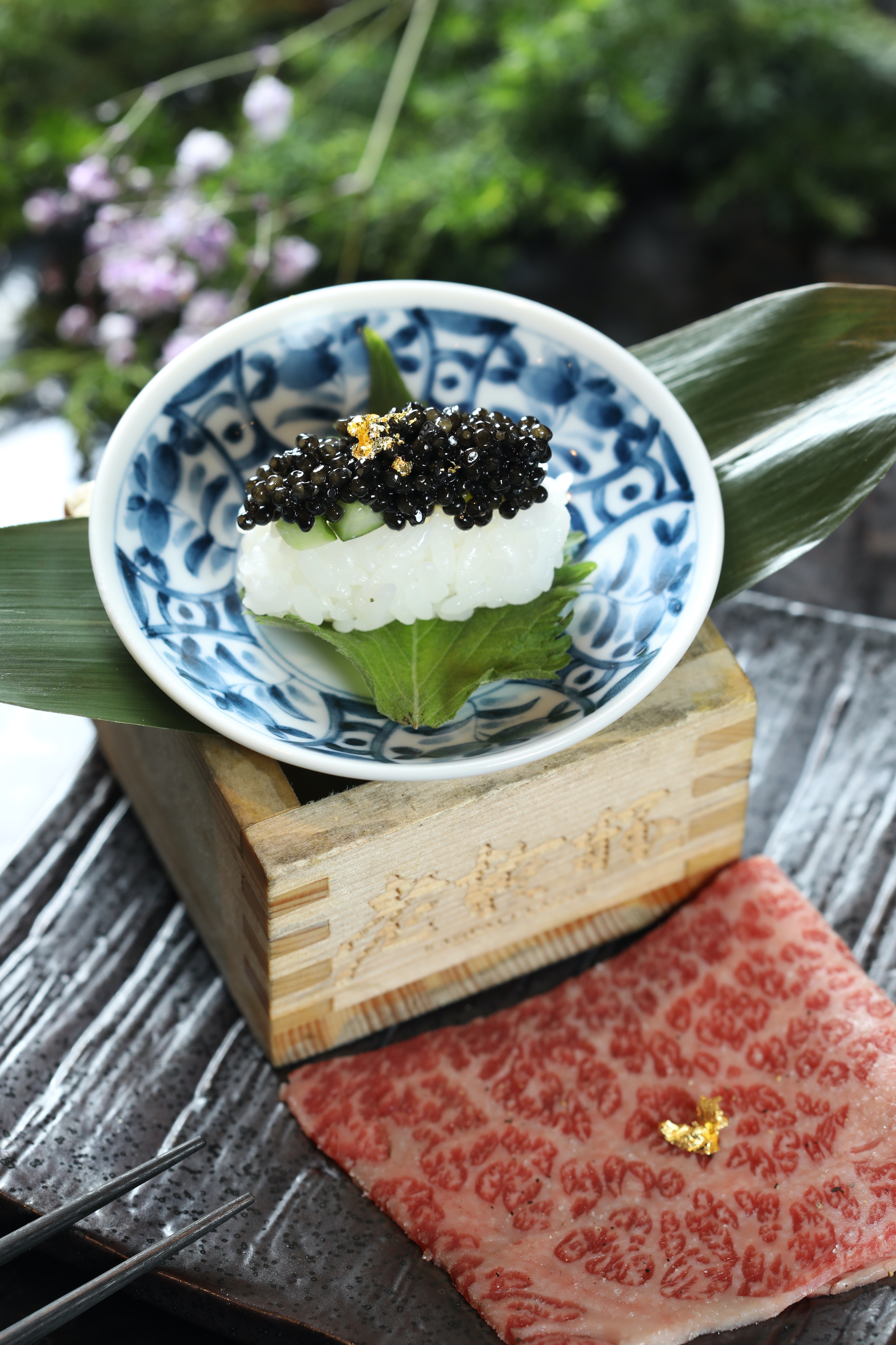 「老乾杯魚子醬和牛壽司」把烤至3分熟的日本和牛紐約客羽下肉，覆蓋上魚子醬與壽司飯，一口吃進甘甜鹹香。（580元／份）