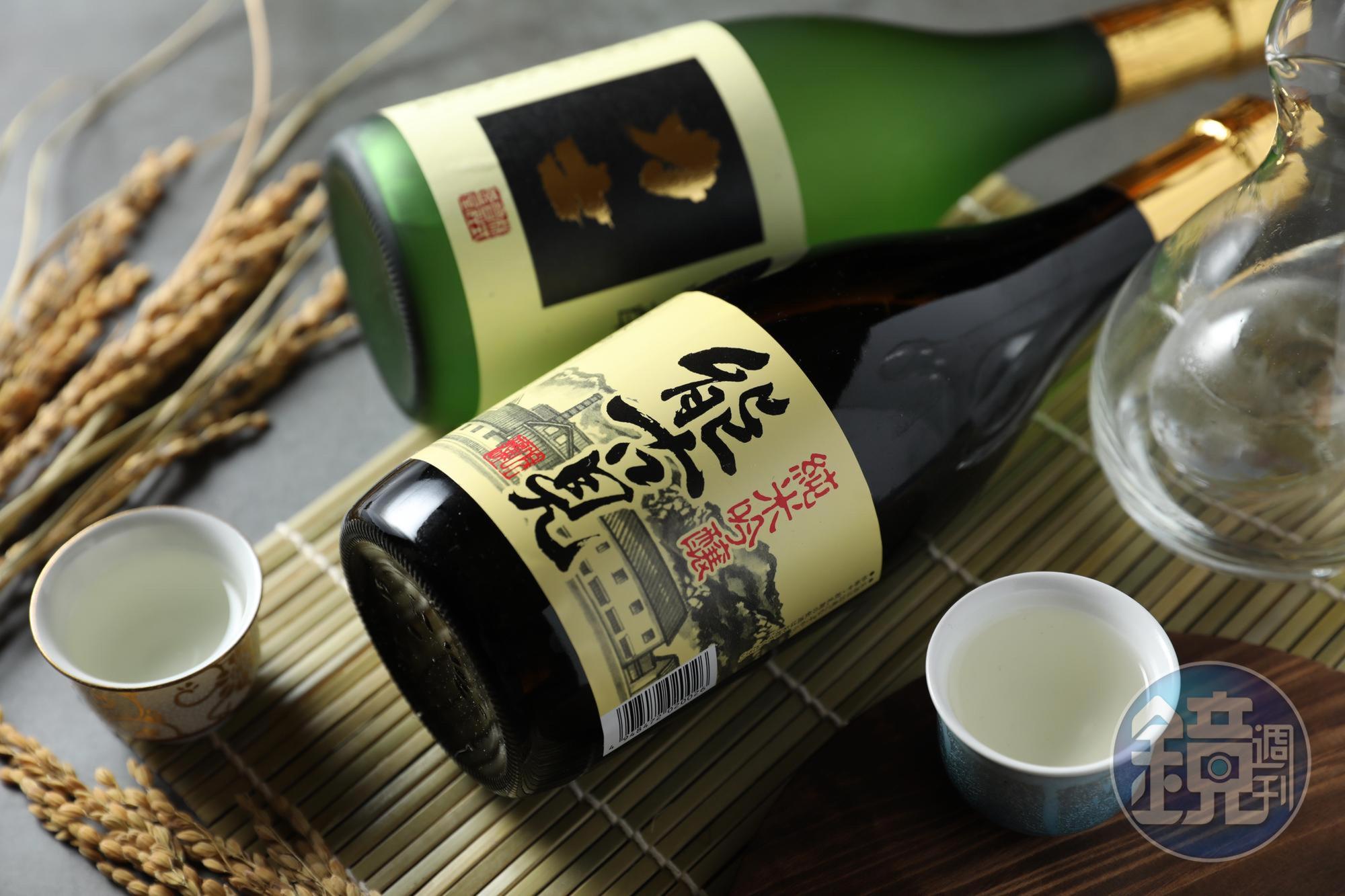 「能古見 純米吟釀」（前）以100%酒米之王山田錦釀造，酒體很有存在感。「釜屋大吟釀 力士」（後）喝來有明顯甜味。