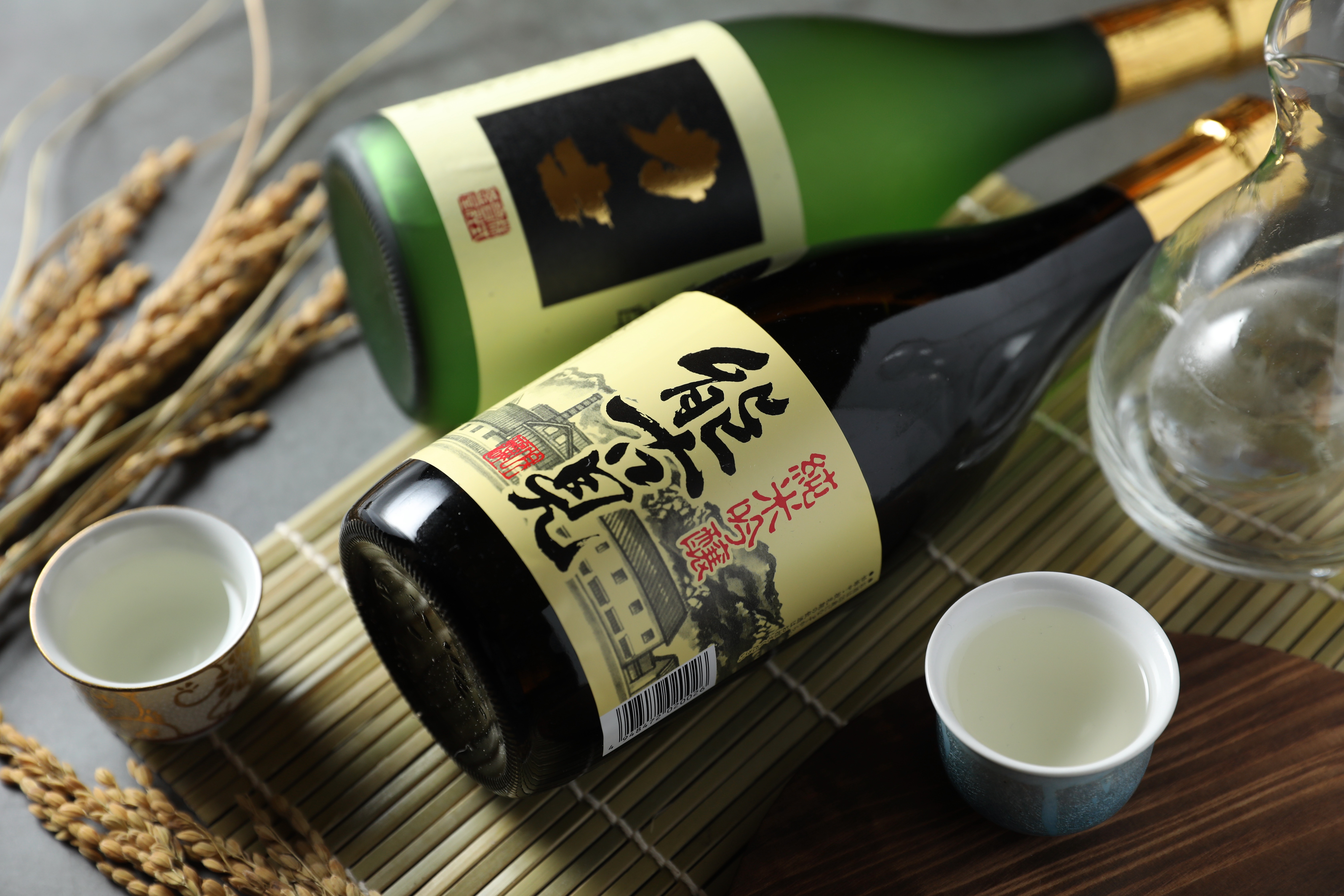 「能古見 純米吟釀」（前）以100%酒米之王山田錦釀造，酒體很有存在感。「釜屋大吟釀 力士」（後）喝來有明顯甜味。
