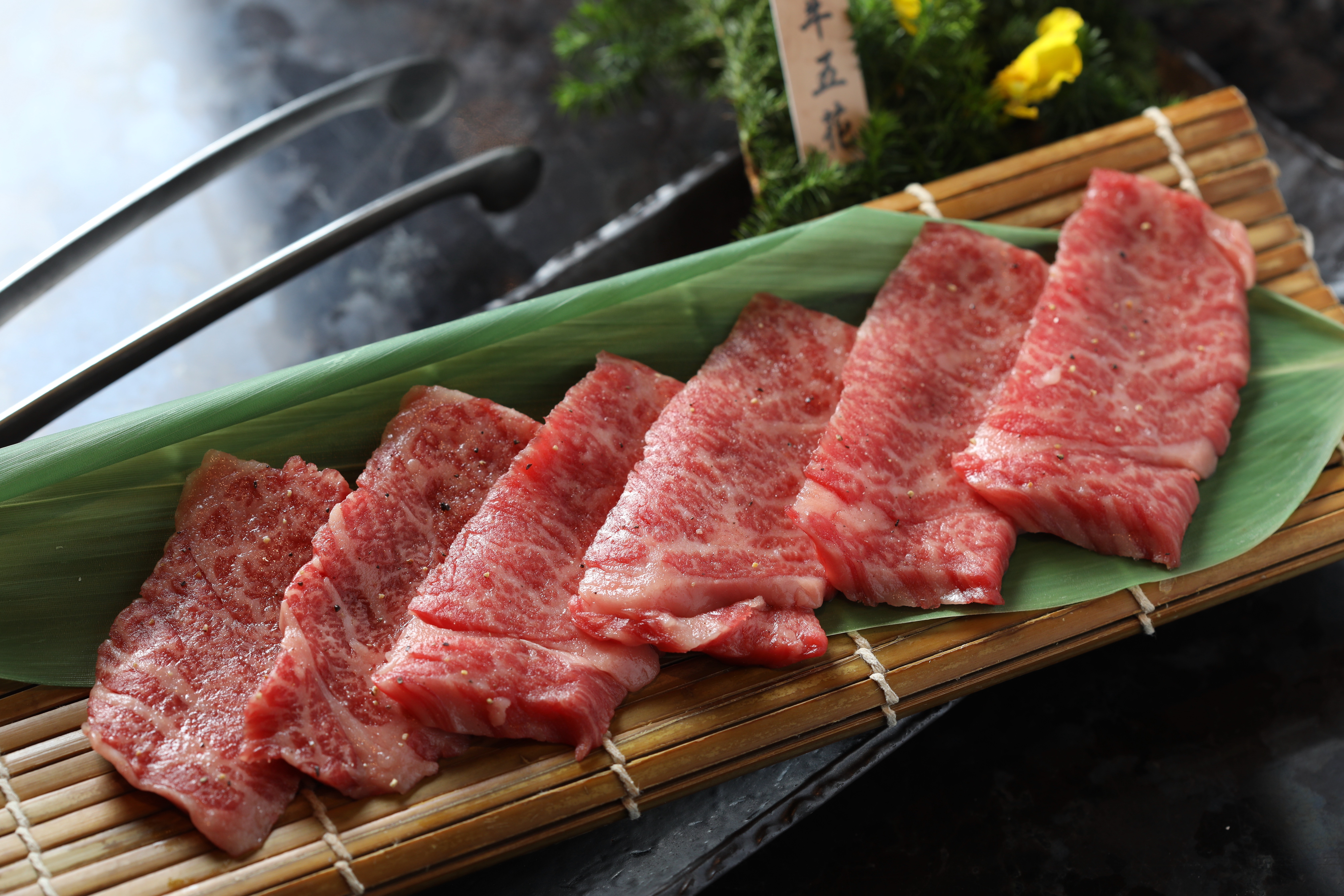 「老乾杯牛五花」油脂腴美，和香氣豐盈的清酒是定番組合。（378元／份）