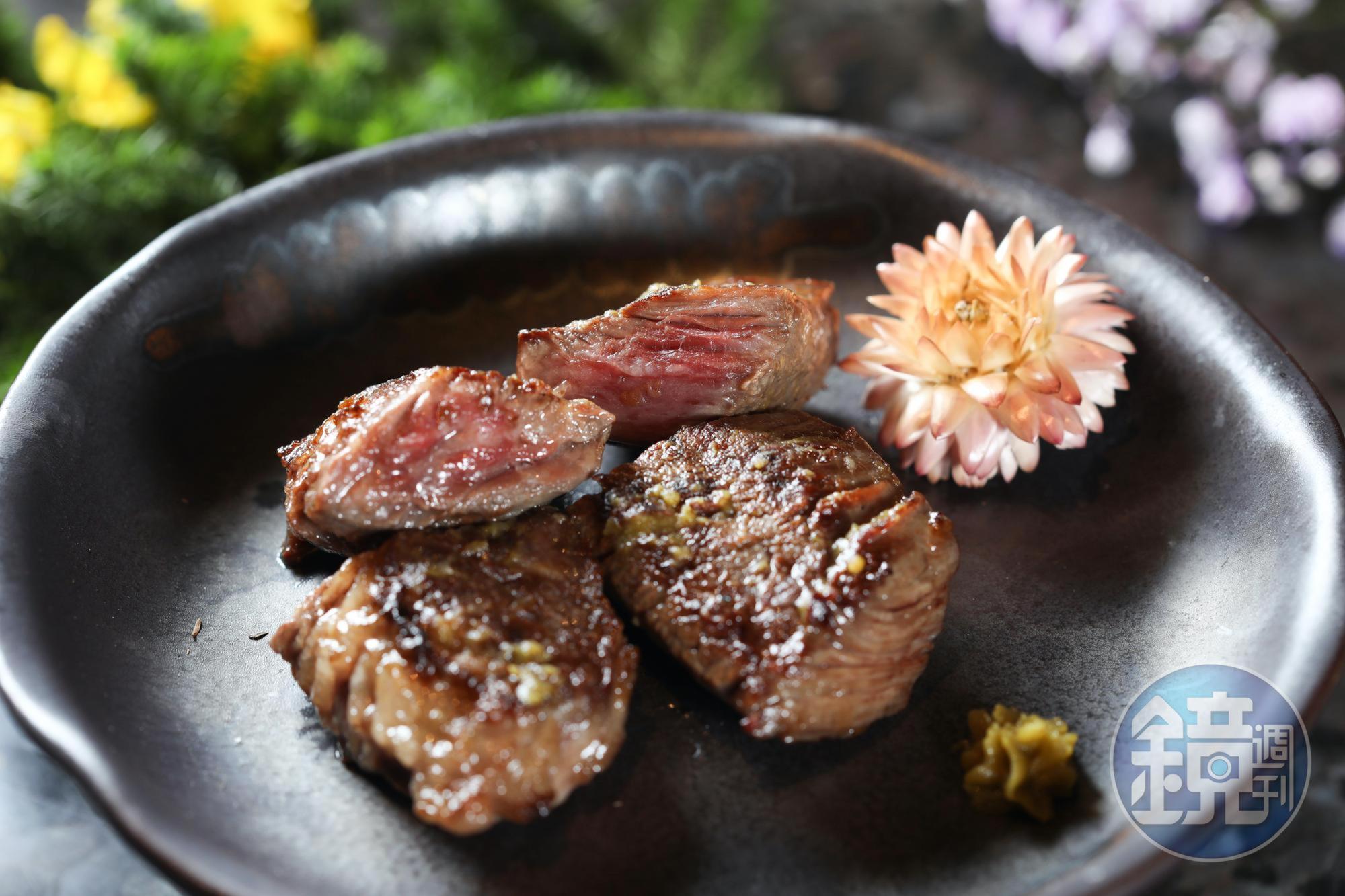 豪邁厚切的「澳洲產和牛厚切橫隔膜」，肉味濃郁，佐搭酒感重的清酒，旗鼓相當。（720元／份）