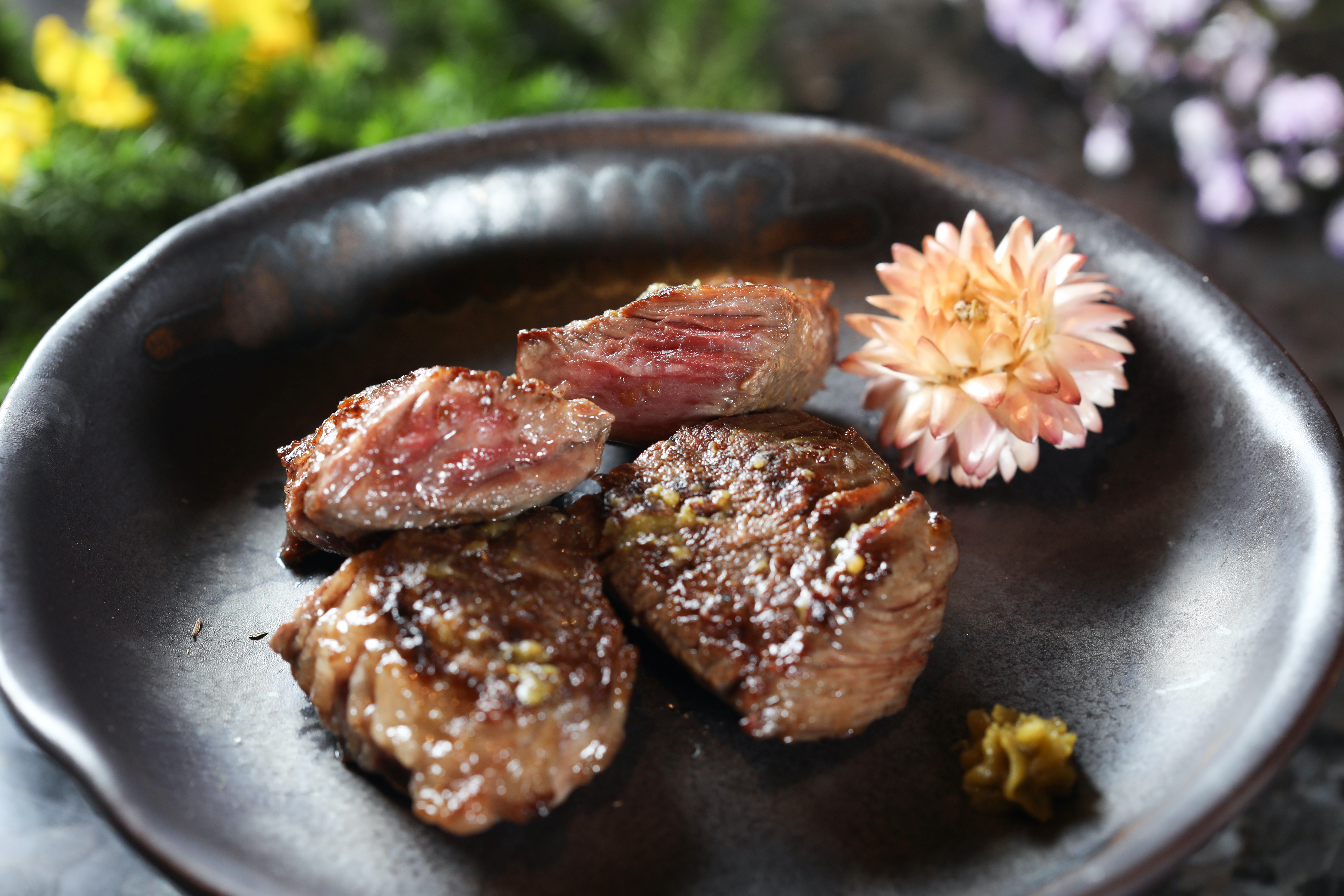 豪邁厚切的「澳洲產和牛厚切橫隔膜」，肉味濃郁，佐搭酒感重的清酒，旗鼓相當。（720元／份）