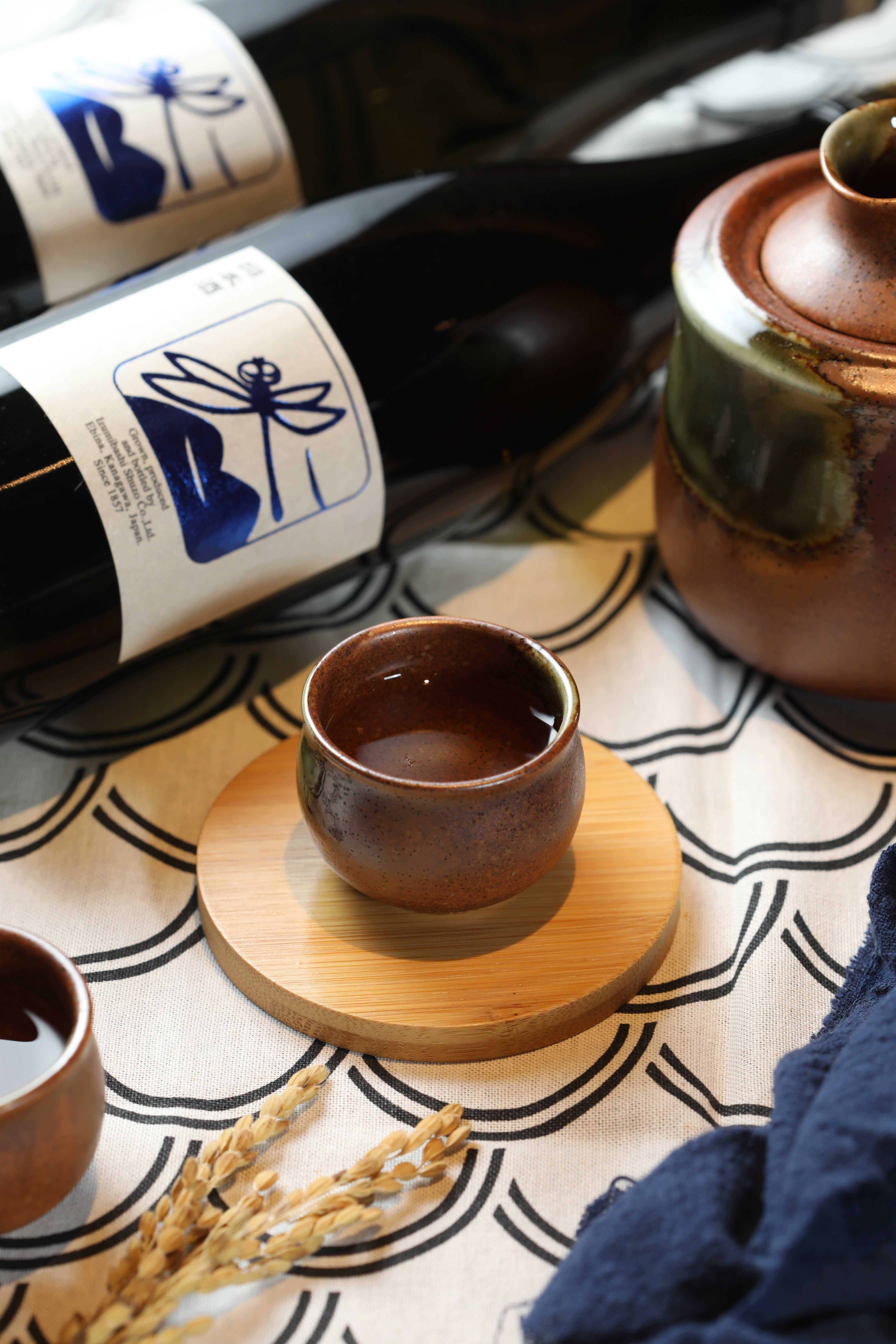 有蜻蜓酒標的「泉橋 蜻蜓標 純米大吟釀生酛」,酒母以耗時費力的「生酛」方式製造,芳醇酒質也適合溫燗品飲。
