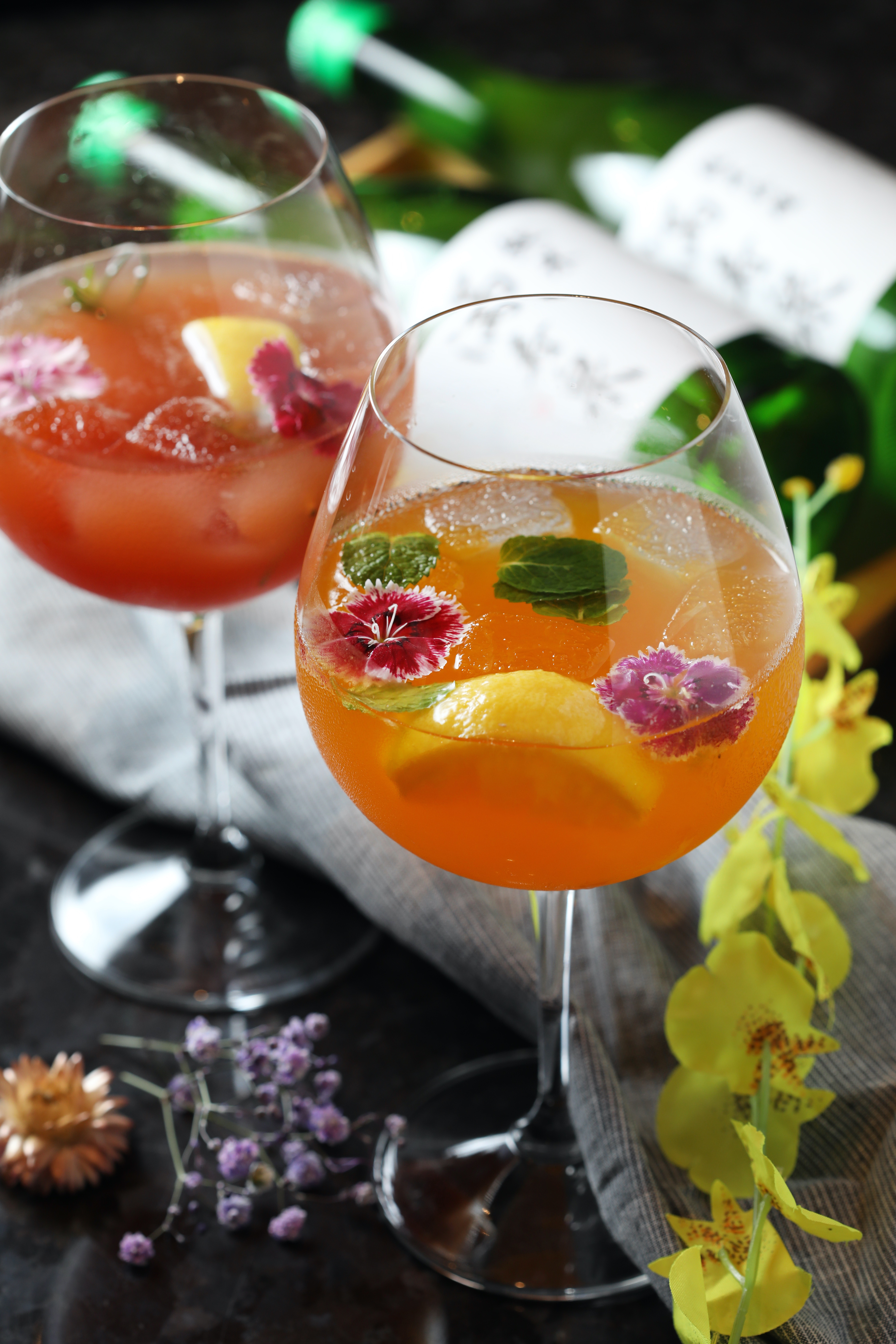 清酒調酒「雷夢戀情」(前)及「熱情夏之果」(後),果香豐沛,酸甜順口。(皆180元/杯)