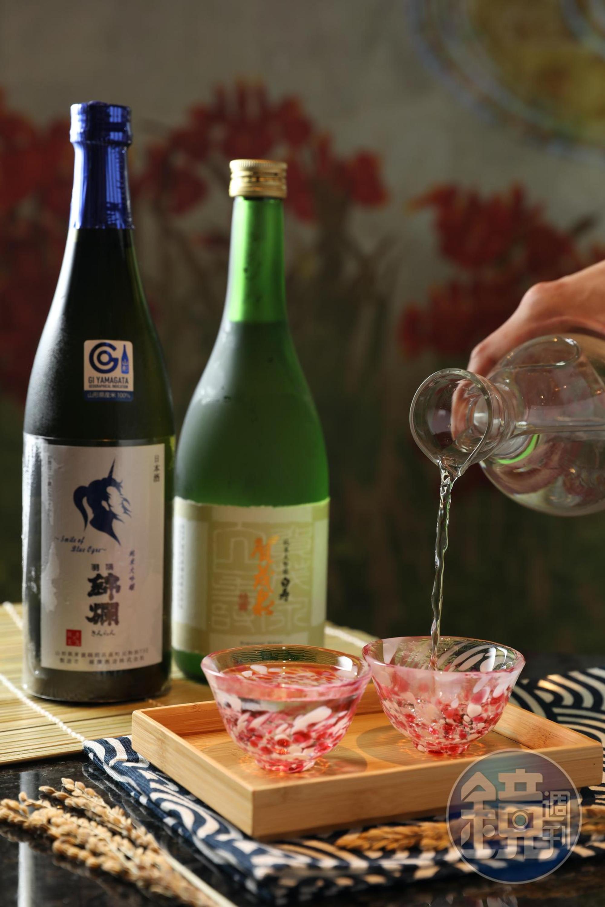 「賀茂泉 純米大吟釀 白壽」（右）以袋吊法的自然重力來滴落酒液，酒質淡麗，帶蓮霧果香及奶油感。「羽陽錦爛 純米大吟釀 青鬼的微笑」（左）採用銘柄「十四代」高木酒造研發的「酒未來」酒米釀製。