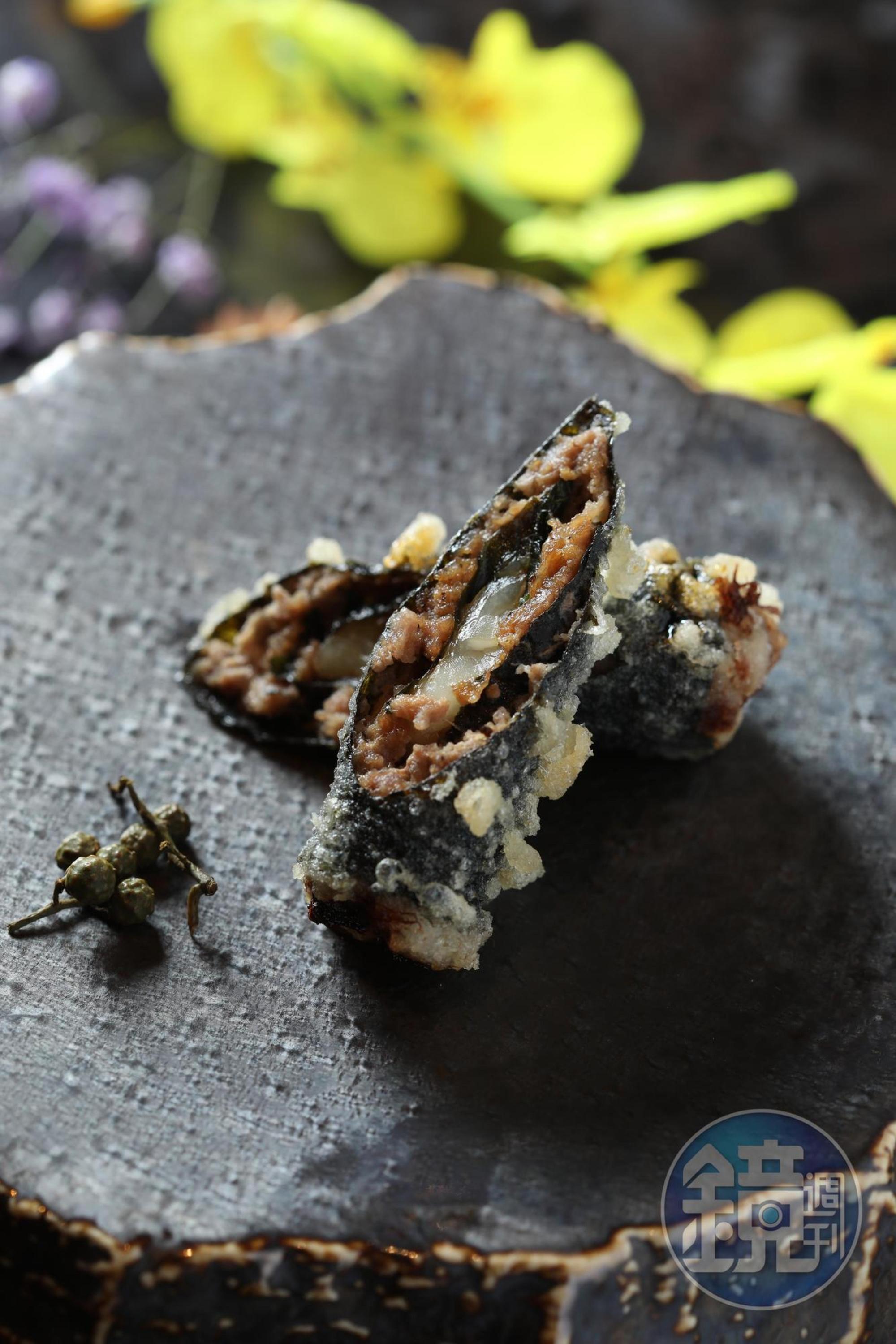 「和牛天使蝦天婦羅」用海苔麵衣捲進和牛與天使紅蝦，外爽脆內Ｑ軟，海陸雙味兼具。（120元／份）