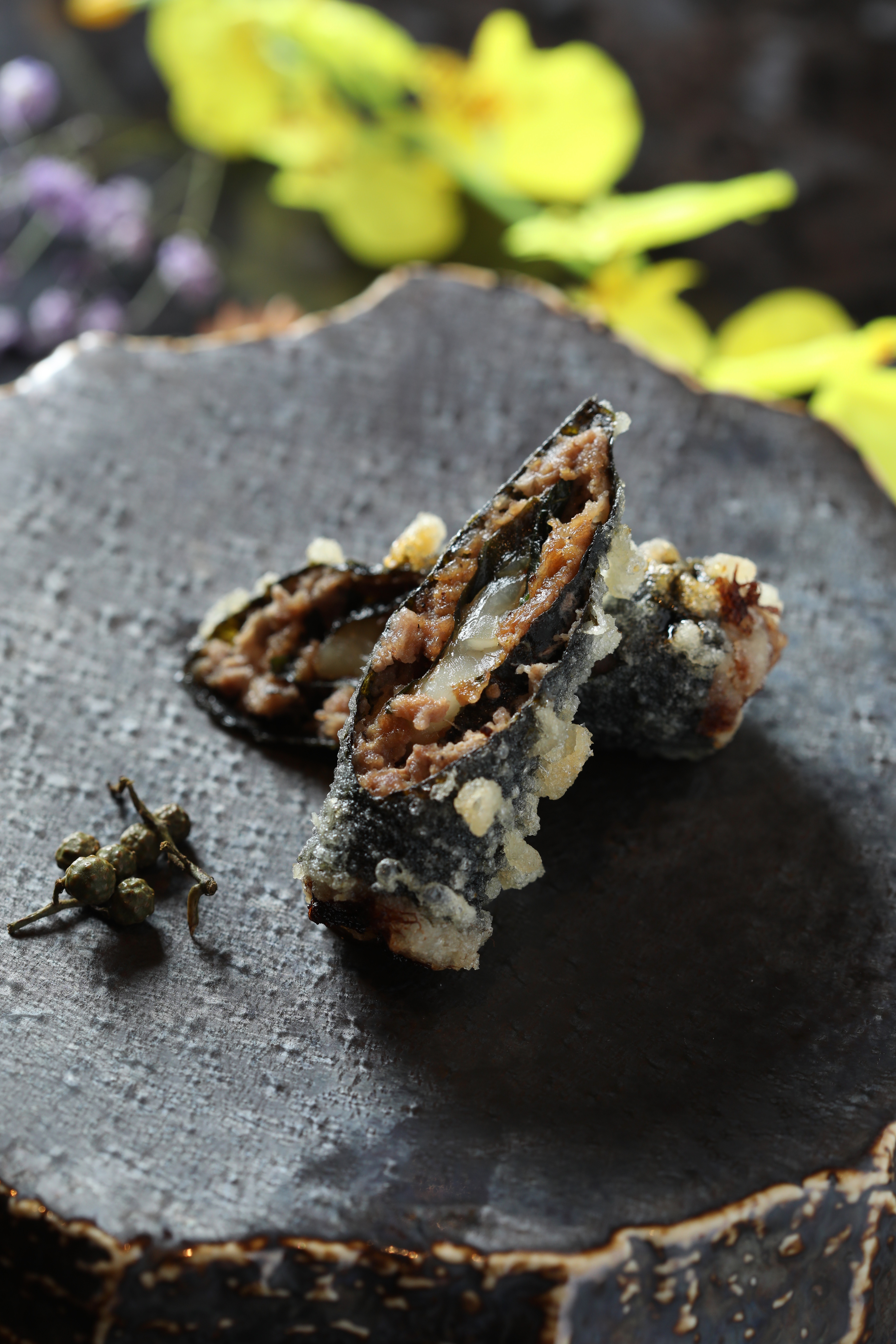 「和牛天使蝦天婦羅」用海苔麵衣捲進和牛與天使紅蝦,外爽脆內Q軟,海陸雙味兼具。(120元/份)